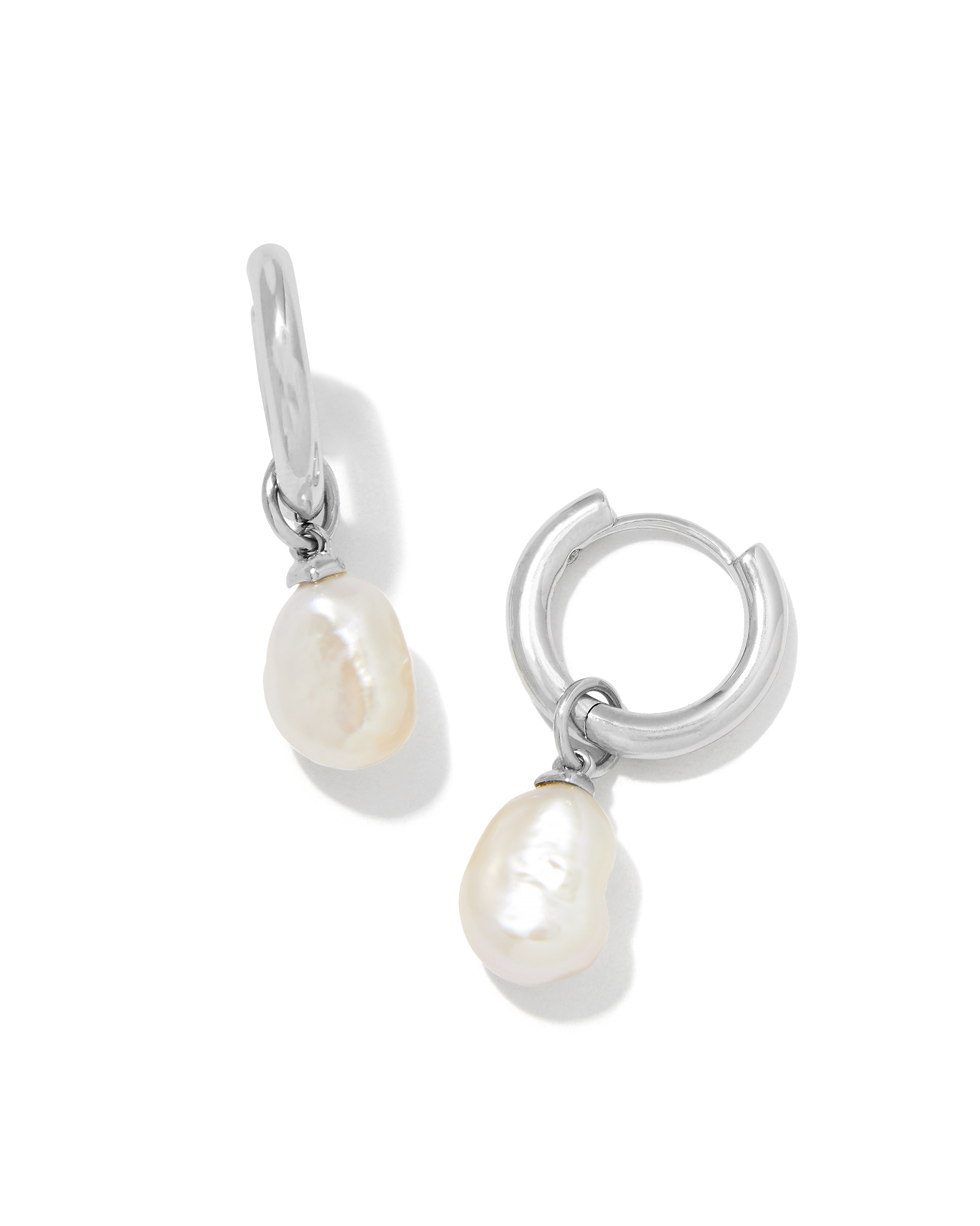 Willa Silver Pearl Huggie Earrings in Freshwater Cultured Pearl | Kendra Scott | Kendra Scott