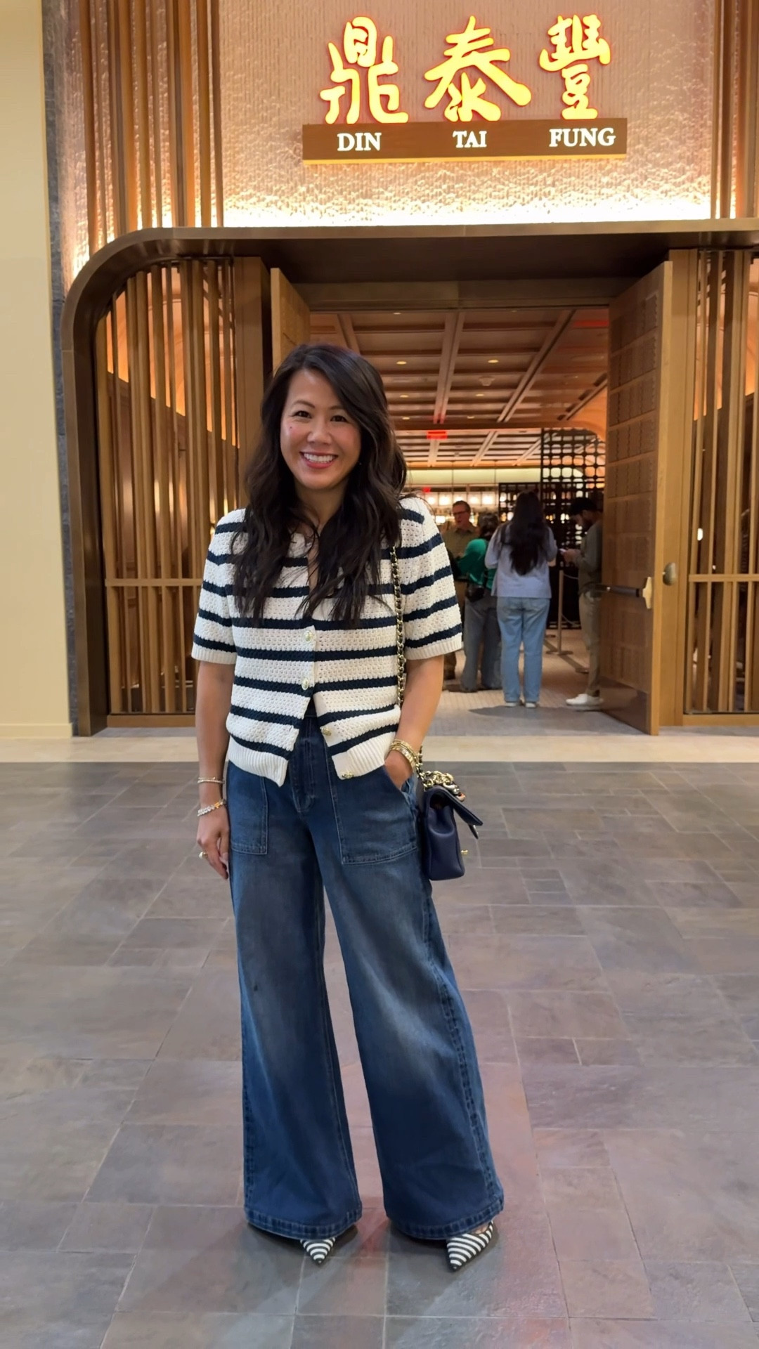 Fall transition outfit
Wide leg jeans
Petite friendly 
Cardigan and Jeans

#LTKFindsUnder50 #LTKOver40 #LTKPetite