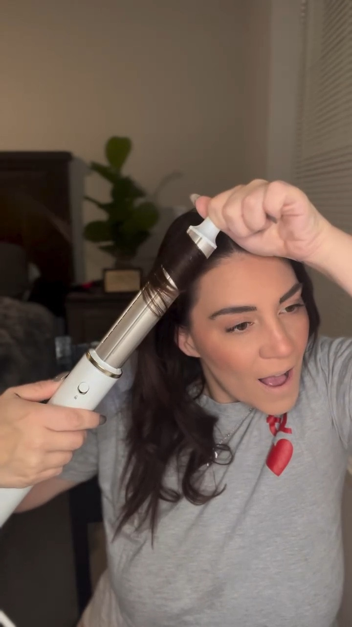 This is LITERALLY amazing!!! You can find it on the @sephora app or Sephora.com as well as t3micro.com To say I’m obsessed is an understatement, this just changed my hair game forever 💕

#t3hair #t3aire360