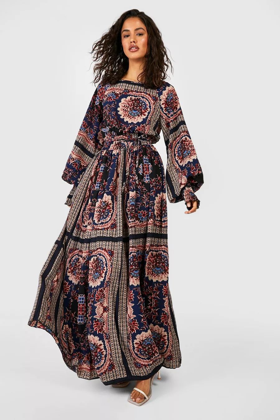 Robe longue froncée à imprimé foulard | Boohoo.com (FR)