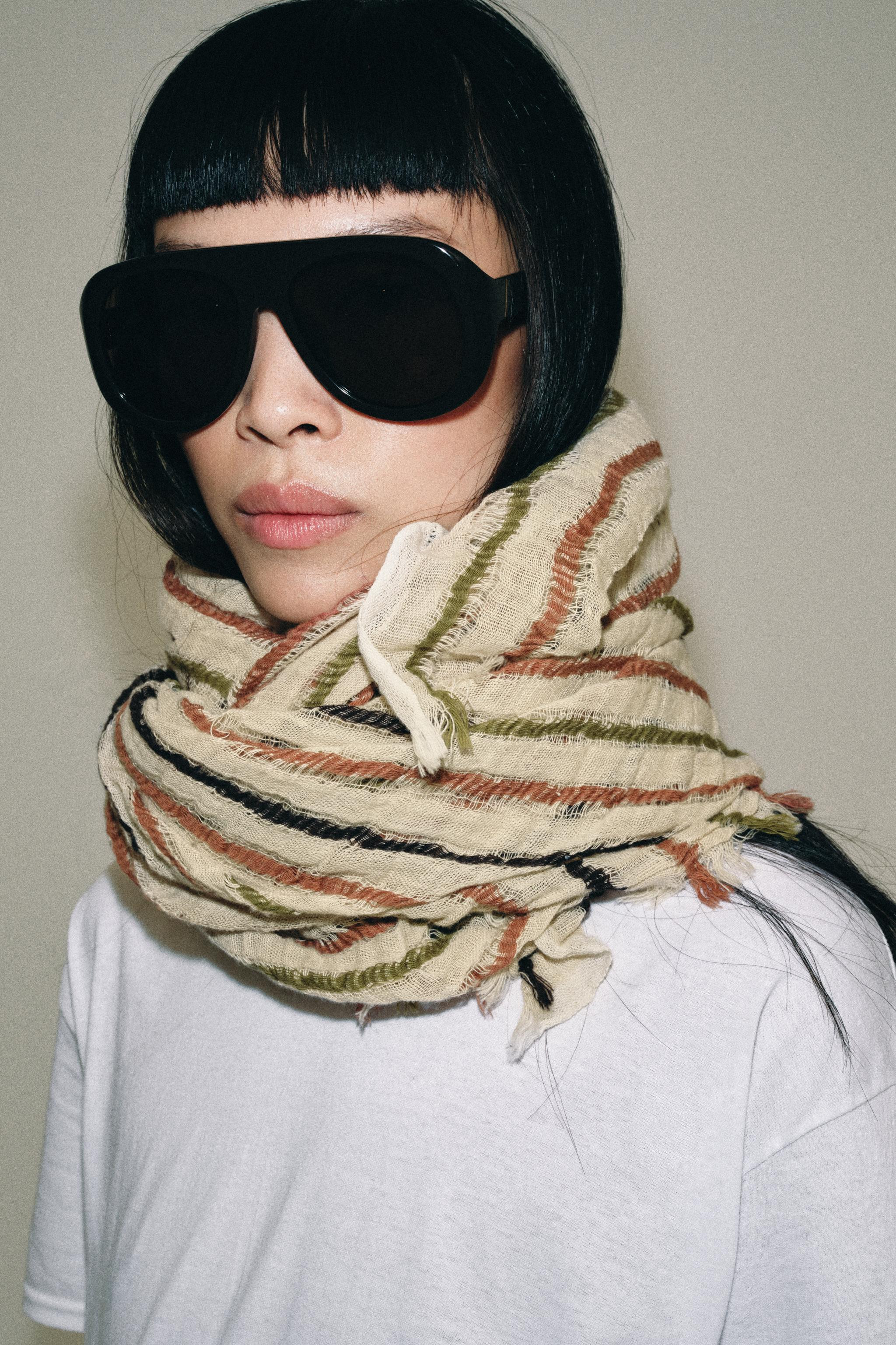Scarf crafted from linen-blend yarn. Frayed edges.Measurements: 190 cm / 74.8\u2033 x 100 cm / 39... | Zara UK