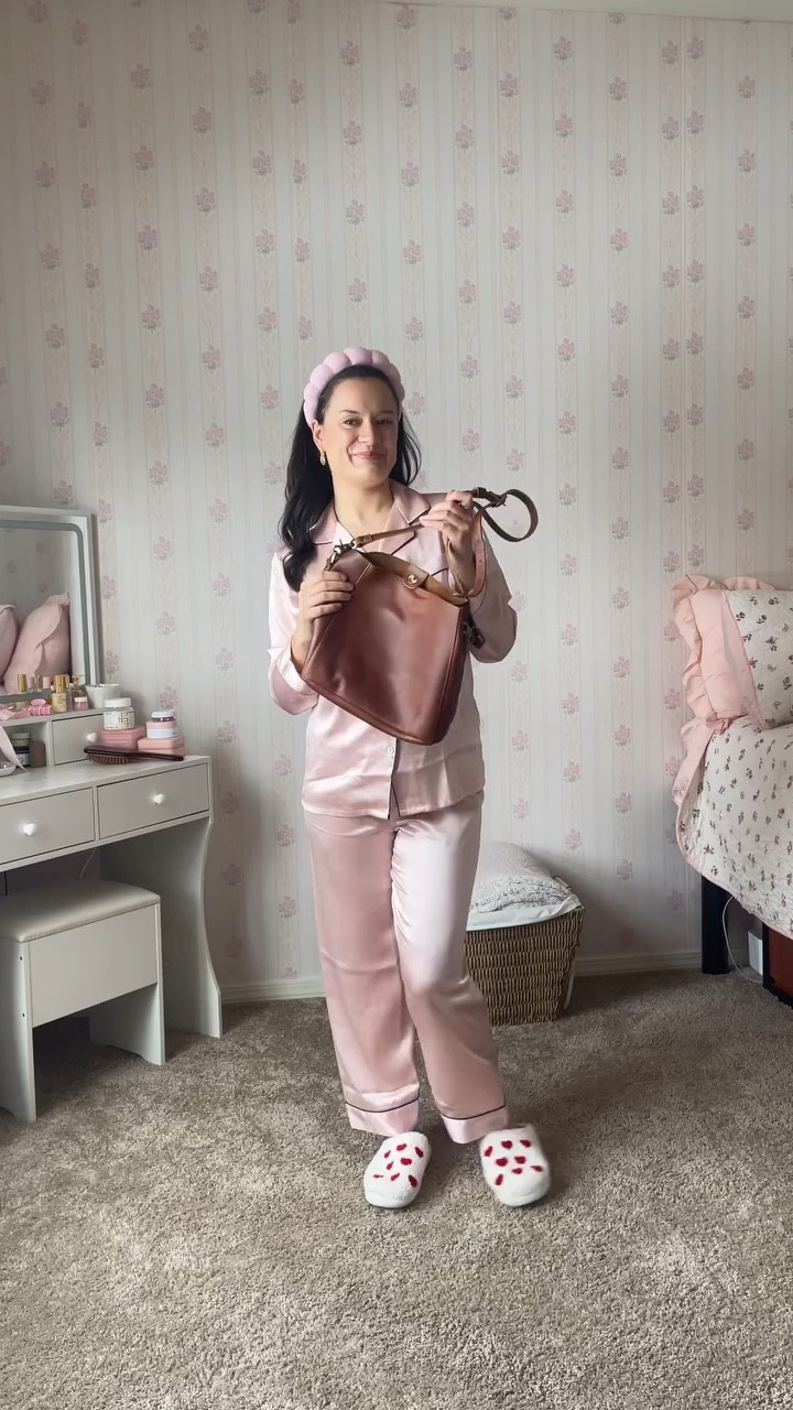 Dress code was cowgirl chic!!! 👜✨🪞
Loving my new leather cross bag by @szonebags_us 
available on @amazon 
.
.
.
#ootd #outfitinspo #styleinspiration #leatherbag #purse #amazon #fashionblogger #miniskirt #princesspollyboutique #pinterest #szonebags