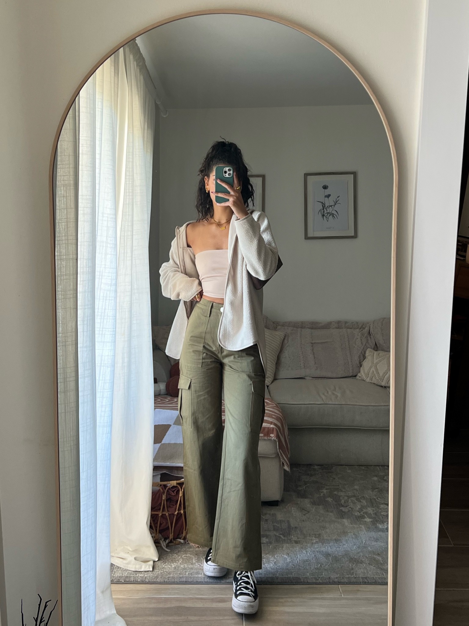 bagel shop outfit 🥯

nude crop top: beginning boutique 
Sherpa zip up jacket: H&M
green cargo pants: grey bandit (code: KYRA15)
black platform converse 
