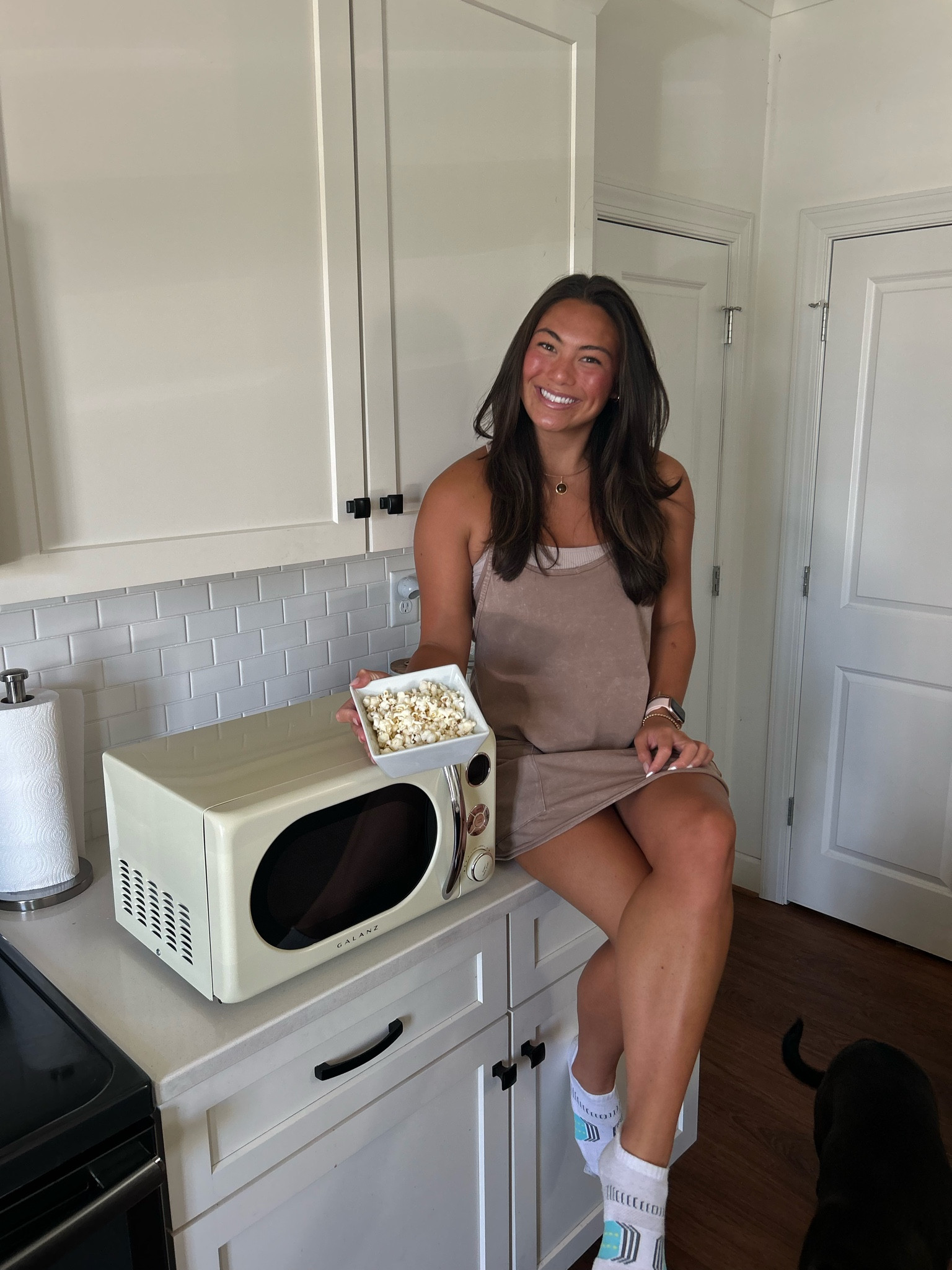 snack away with this adorable microwave from @walmart #walmartbacktocollege #walmartpartner #IYWYK