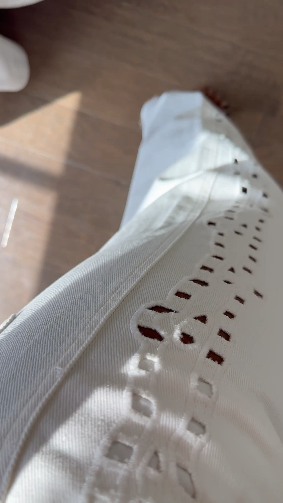 The detail on these jeans is so pretty 🤩