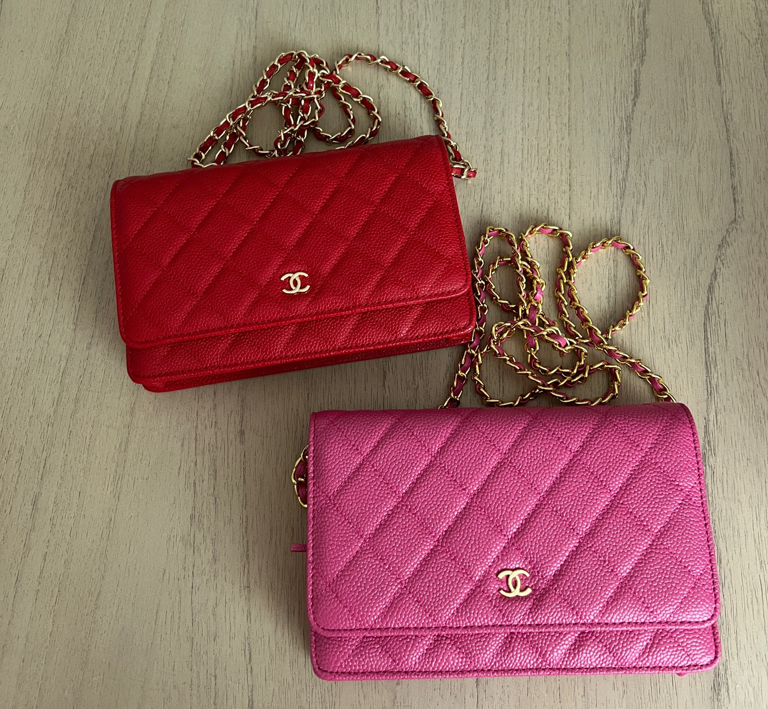 Same bag, same listing, same seller. A few inconsistencies. I prefer the red!