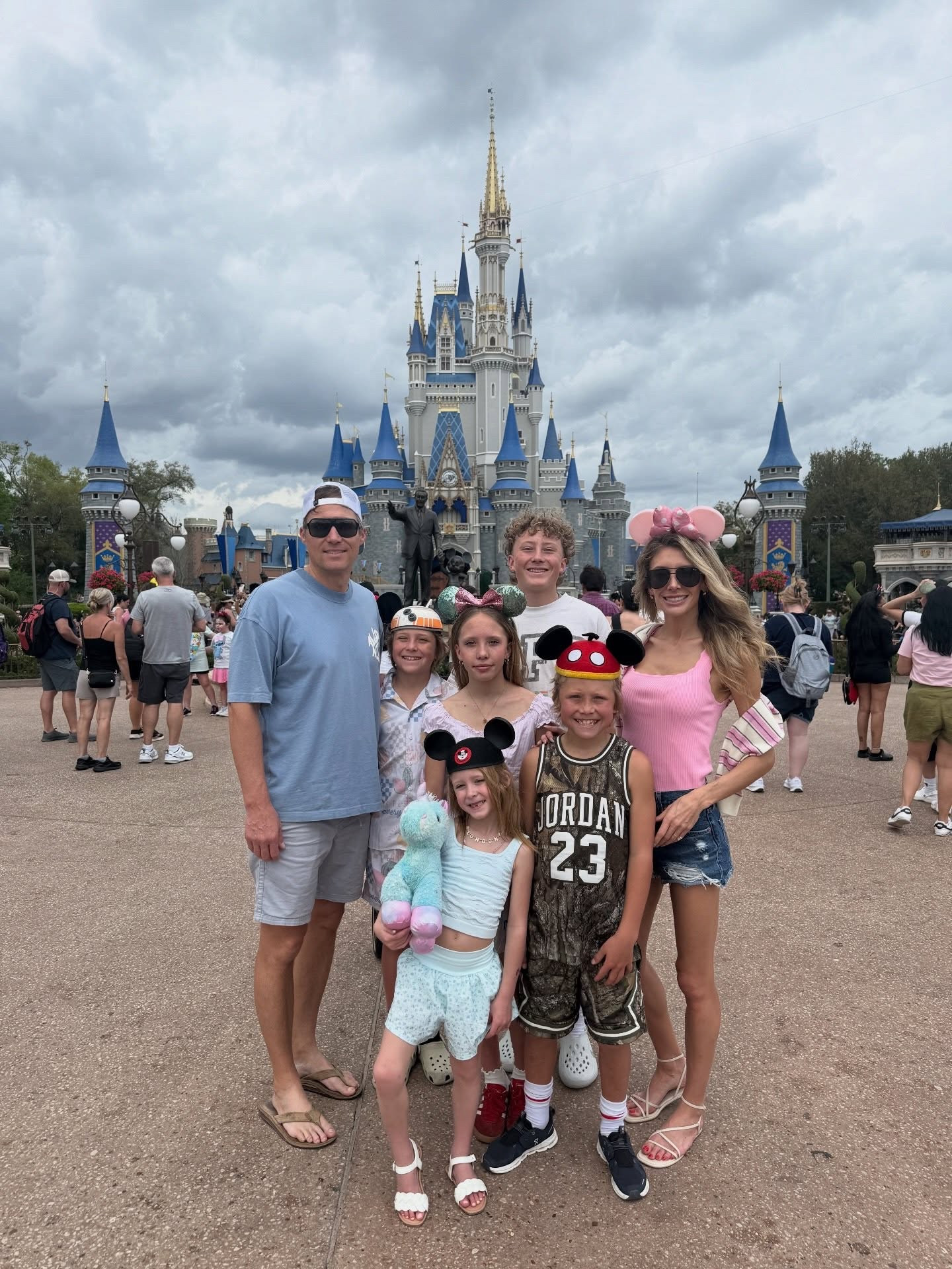 Hello from DisneyWorld 🎠✨🐭🎟️ @Aritzia 