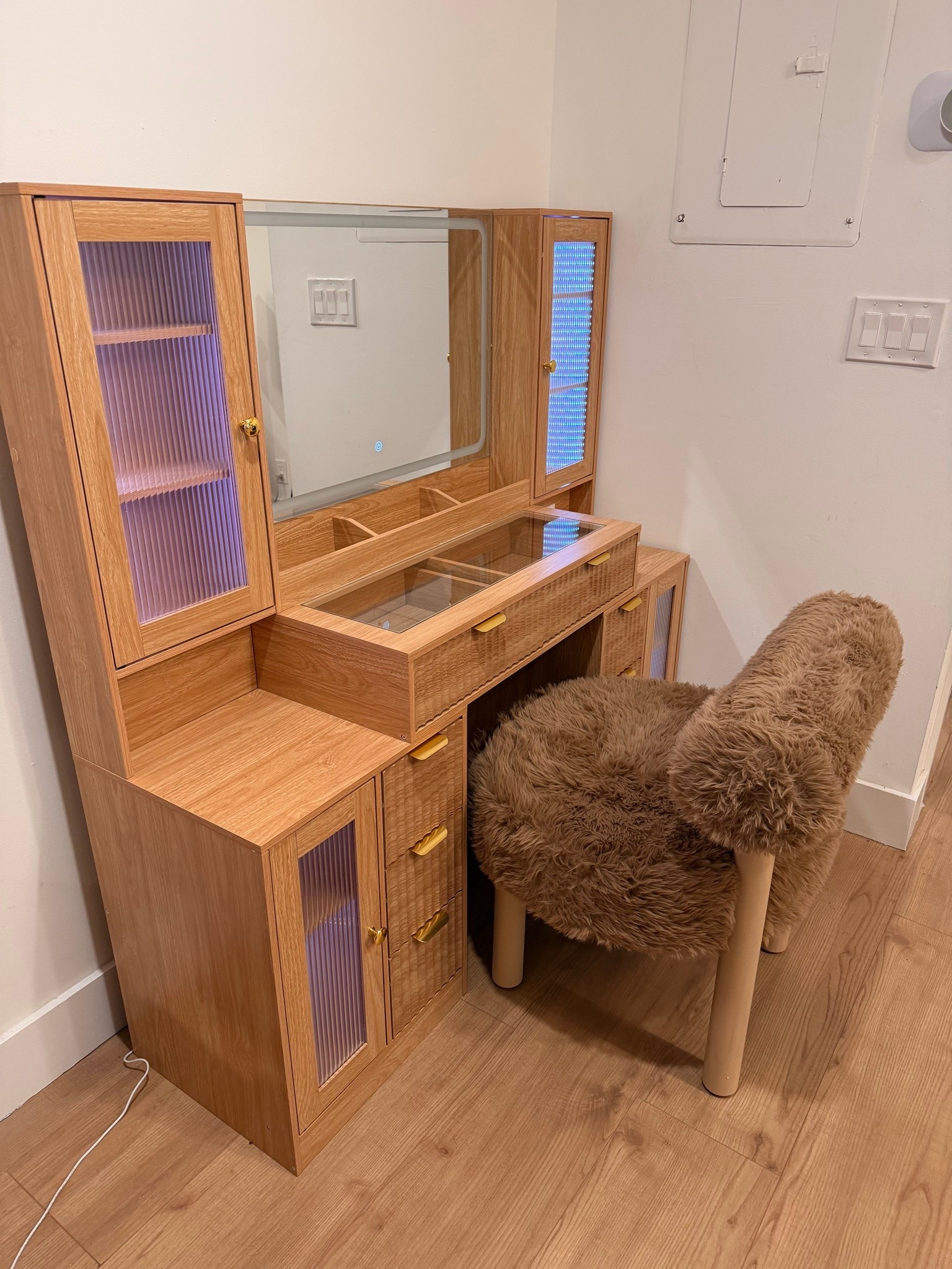 Finally found the vanity setup that makes my space feel complete 🤎

The warm wood tones, textured details, and cozy chair give that elevated luxury look without feeling overdone. This is one of those pieces that instantly makes getting ready feel more aesthetic and organized.

Love investing in home pieces that are both functional and beautiful because the cost per wear/value is truly worth it when you use them every single day.

Perfect for beauty rooms, glam spaces, apartment decor, bedroom makeovers, and cozy luxury home styling.

Modern vanity setup, aesthetic vanity table, cozy home decor, luxury inspired furniture, beauty room inspiration, neutral home aesthetic, apartment decor ideas, chic vanity chair, warm wood furniture, feminine room decor, getting ready station, stylish home finds

Follow me on Instagram and YouTube @kirasfashionfinds