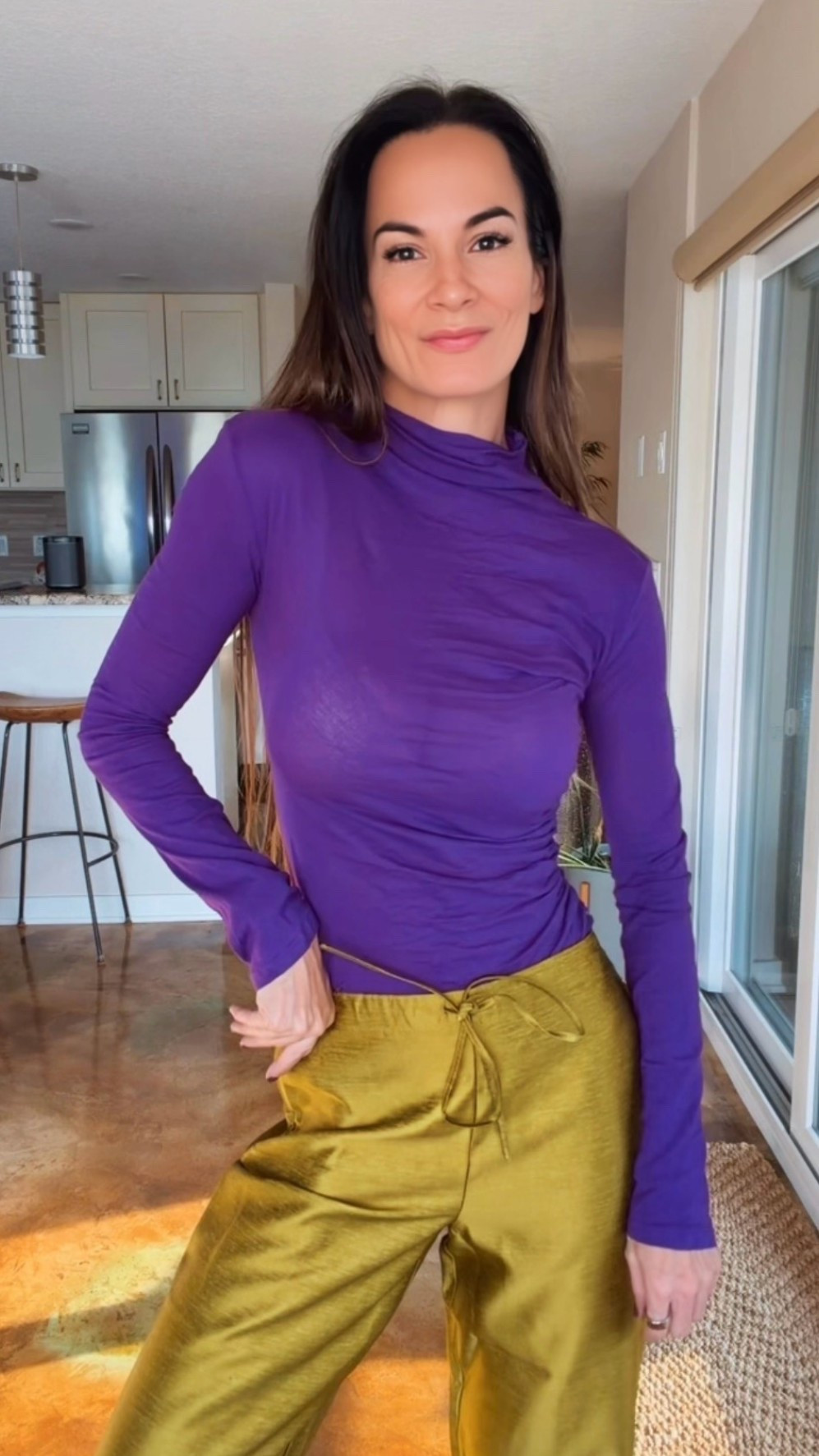 Two colors I’ll absolutely be wearing together again. 💜 A purple ruched mock-neck top with chartreuse satin-finish wide-leg pants—the fitted top balances the relaxed pants so well. An unexpected fall outfit for dinner, drinks, or any excuse to get dressed.