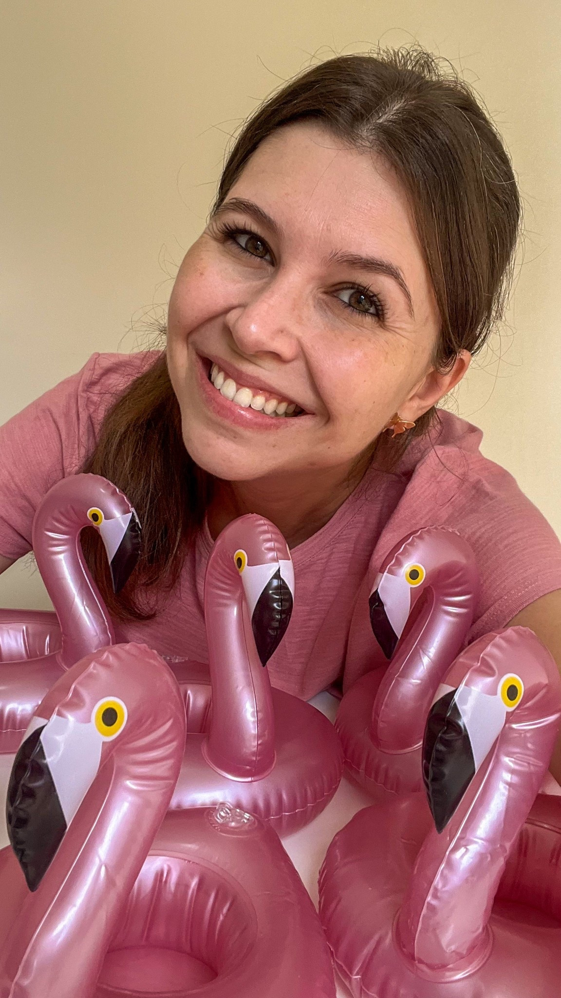 Look rosa pra combinar com o meu exército de boias de flamingos!🦩O porta copo mais fofo que já vi! 😍

#LTKfamilia #LTKviagem #LTKbrasil