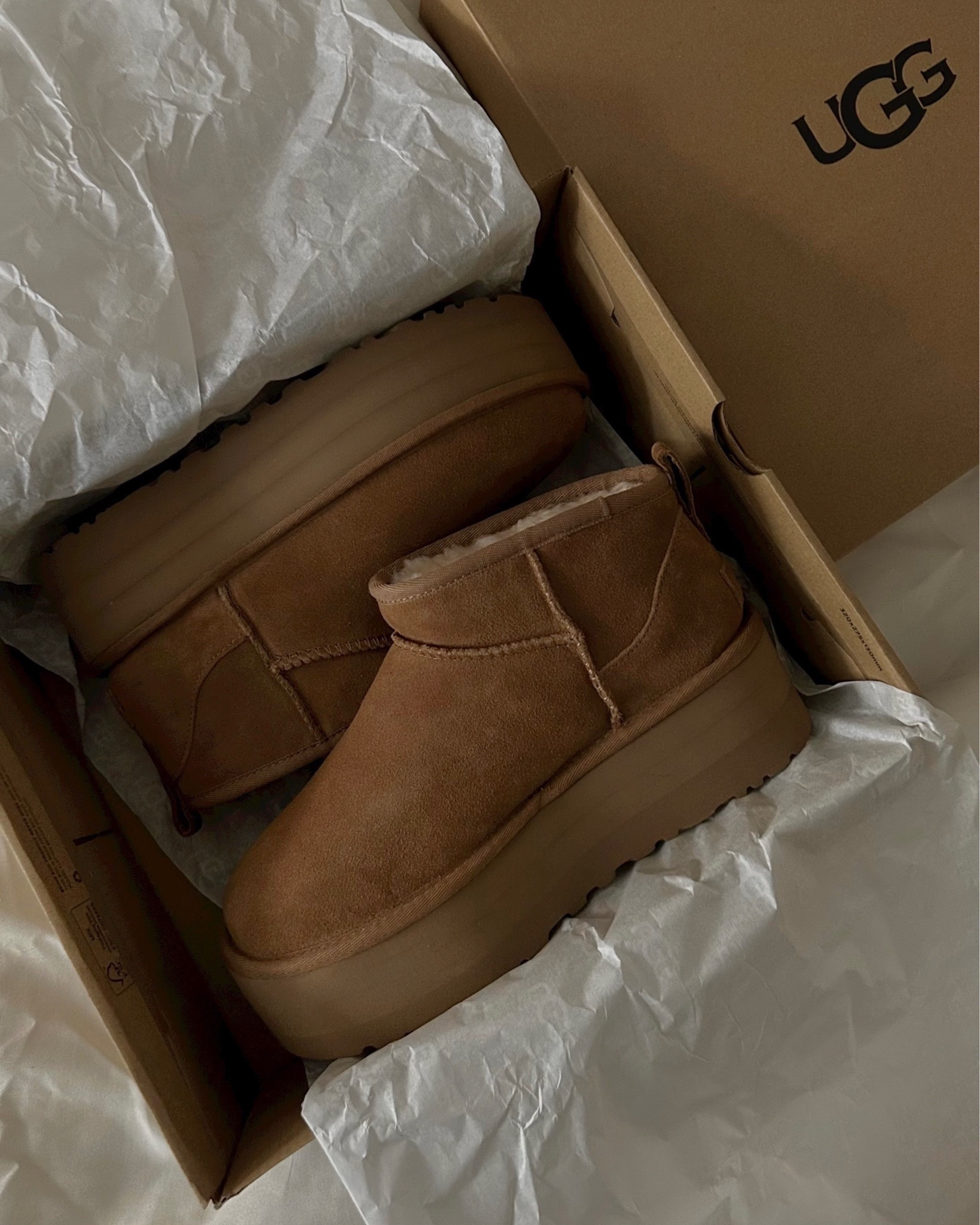 classic ultra mini platform boots @ugg (size 7, chestnut) 🐻🤎🍂

#boots #giftsforher #giftguide #falloutfits #fallstyle #hollyfrocks

#LTKshoecrush #LTKSeasonal #LTKstyletip