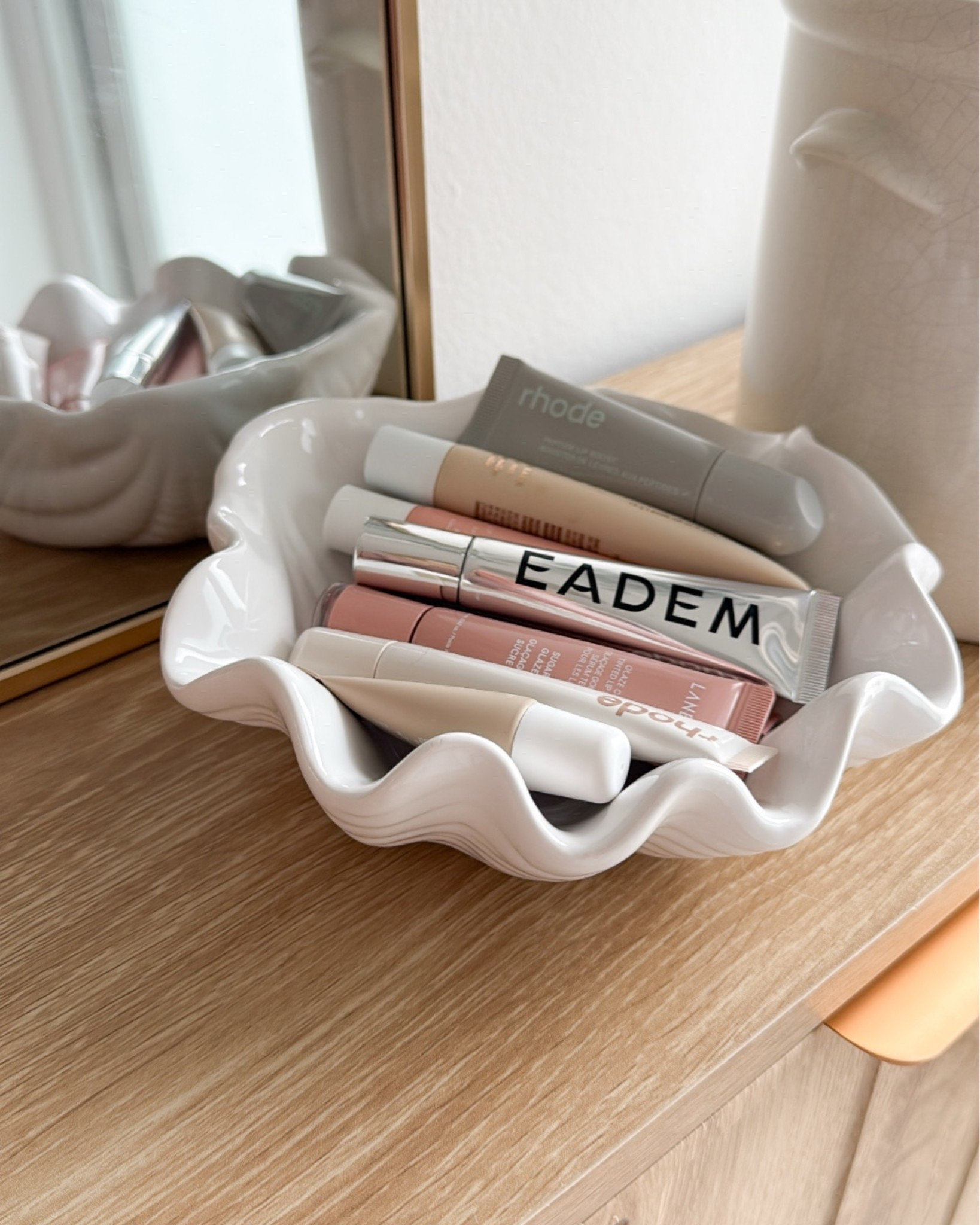 Having a lip gloss bowl on our entry console table is bringing me joy🐚

Summer Fridays lip butter balm, Eadem, Laneige, Rhode, Amazon, Target finds, shell bowl, bullseye playground, fancythingsblog

#LTKBeauty #LTKselfcare #LTKHome