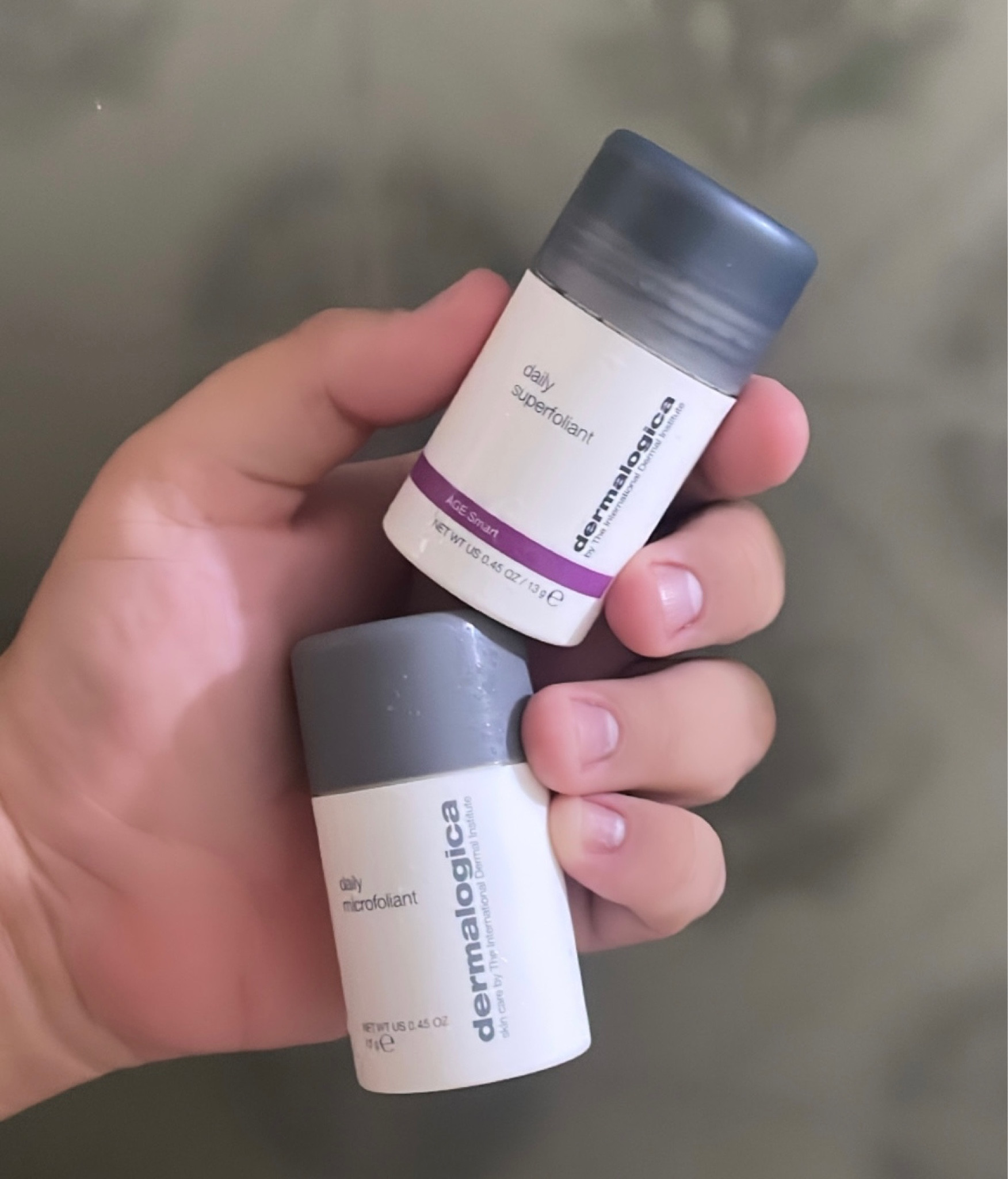 Não vivo sem: esfoliante em pó de #dermalogica , ele tem uma textura que só misturar com água vira uma espuma que limpa profundamente a pele e deixa o aspecto bem uniforme. Uso diário. Na foto temos dois o microfoliant e o superfoliant (esse mais intenso com carvão ativado, perfeito para peles muito oleosas) 

#LTKbrasil #LTKmens #LTKbeauty