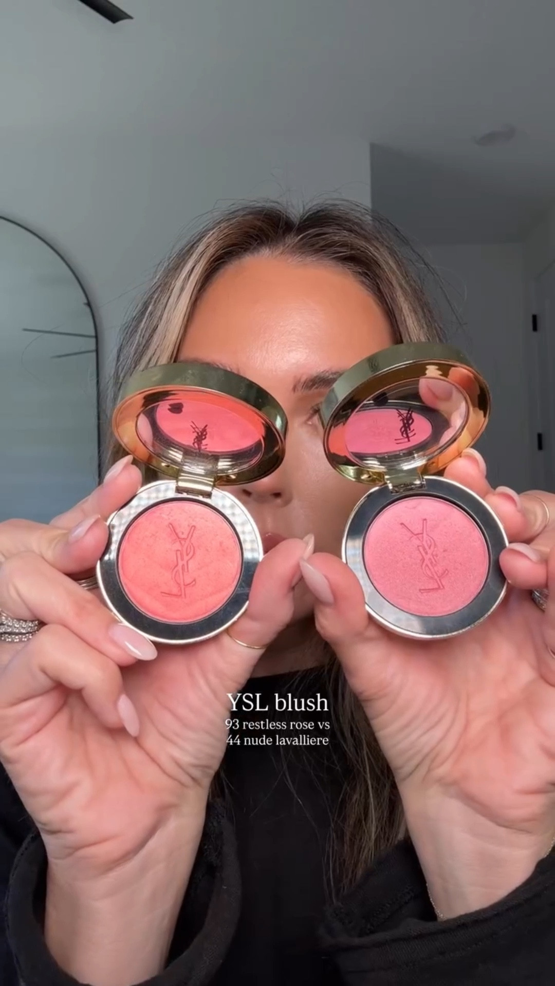 Ysl make me blush swatches - 44 nude lavalliere vs 93 restless rose. Can you even tell the difference be for real 

Brush @thebkbeauty 112