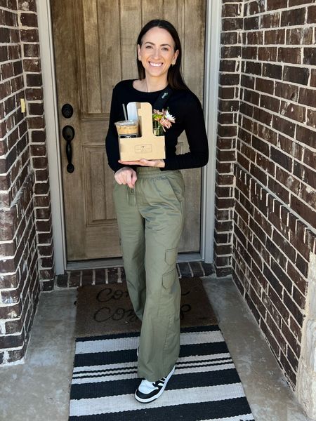 School Valentine’s party fit. Casual and chic. | Abercrombie, wide leg pants, Jen Reed collection, Target, mom style, cargo pants, new balance 