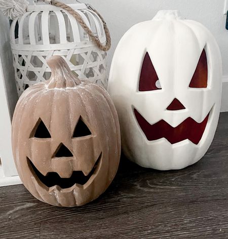 My diy pottery barn dupe Jack o lanterns, painted these light up plastic pumpkins with acrylic paint and baking soda. I went with brown and cream a little spin on the terra-cotta look 

#pumpkin #jackolanterns #diypumpkin #diypotterypumpkin 