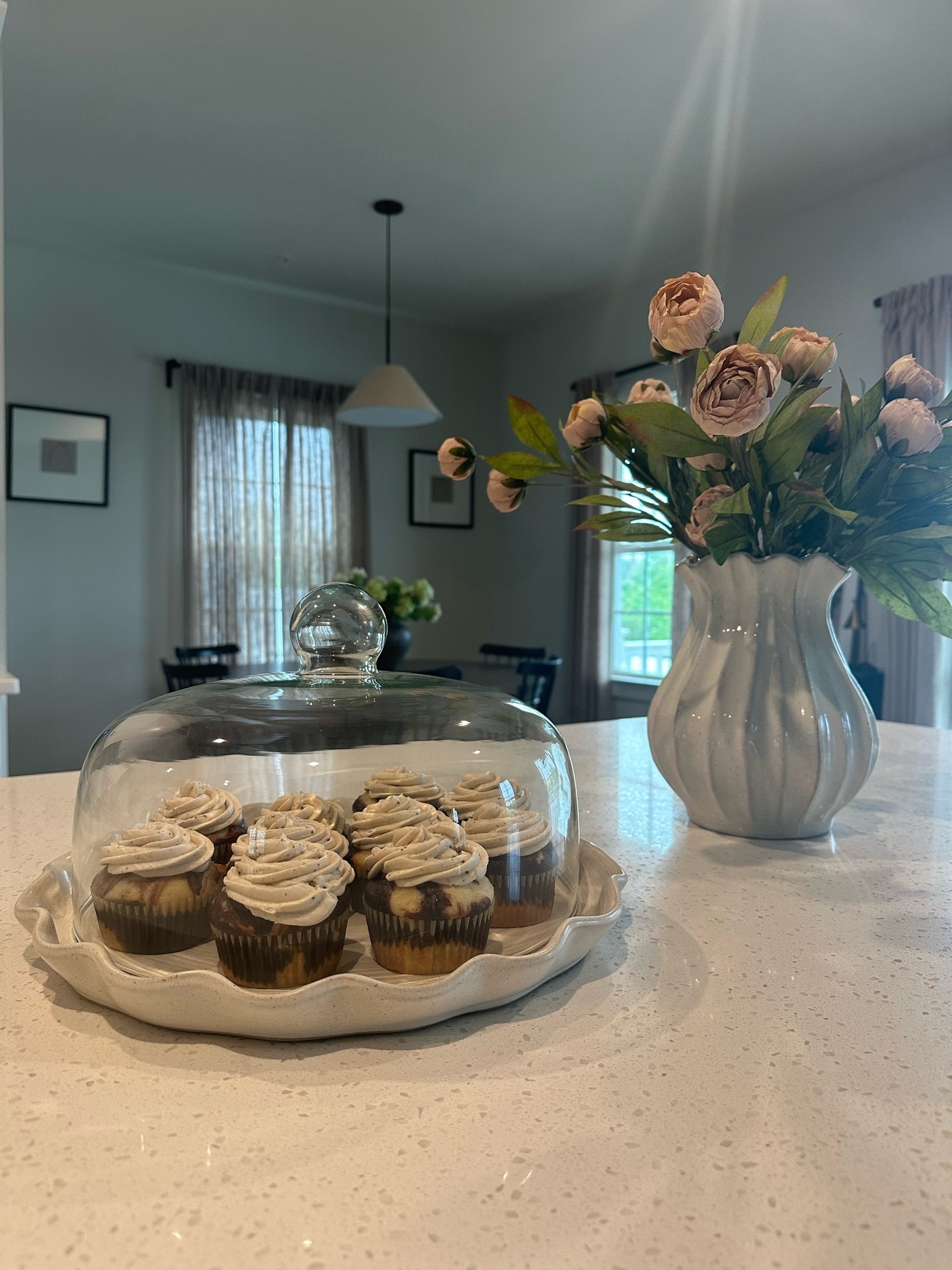 The prettiest ruffle cake stand with dome! Perfect addition to the kitchen.


Kitchen finds, cake stand, dessert stand