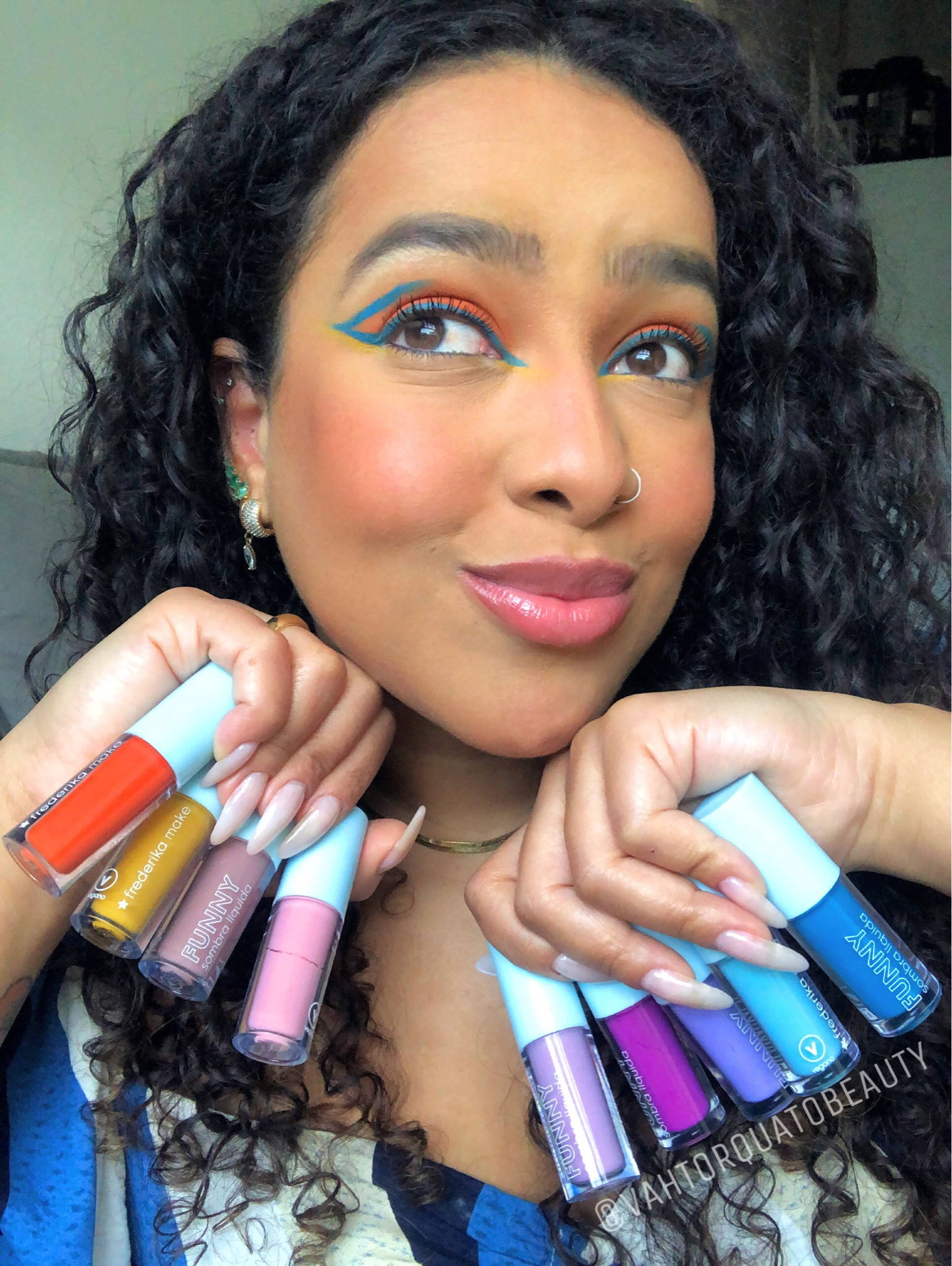 A marca 𝐅𝐑𝐄𝐃𝐄𝐑𝐈𝐊𝐀 𝐌𝐀𝐊𝐄 lançou as sombras líquidas 𝔽𝕦𝕟𝕟𝕪 que podem ser utilizadas como delineador, sombras, primer se sombra, batom, blush ou até contorno, como a sua imaginação mandar! Eu testei e amei! São 9 cores lindas para você se divertir! 🌈 

#LTKbeauty #LTKbrasil