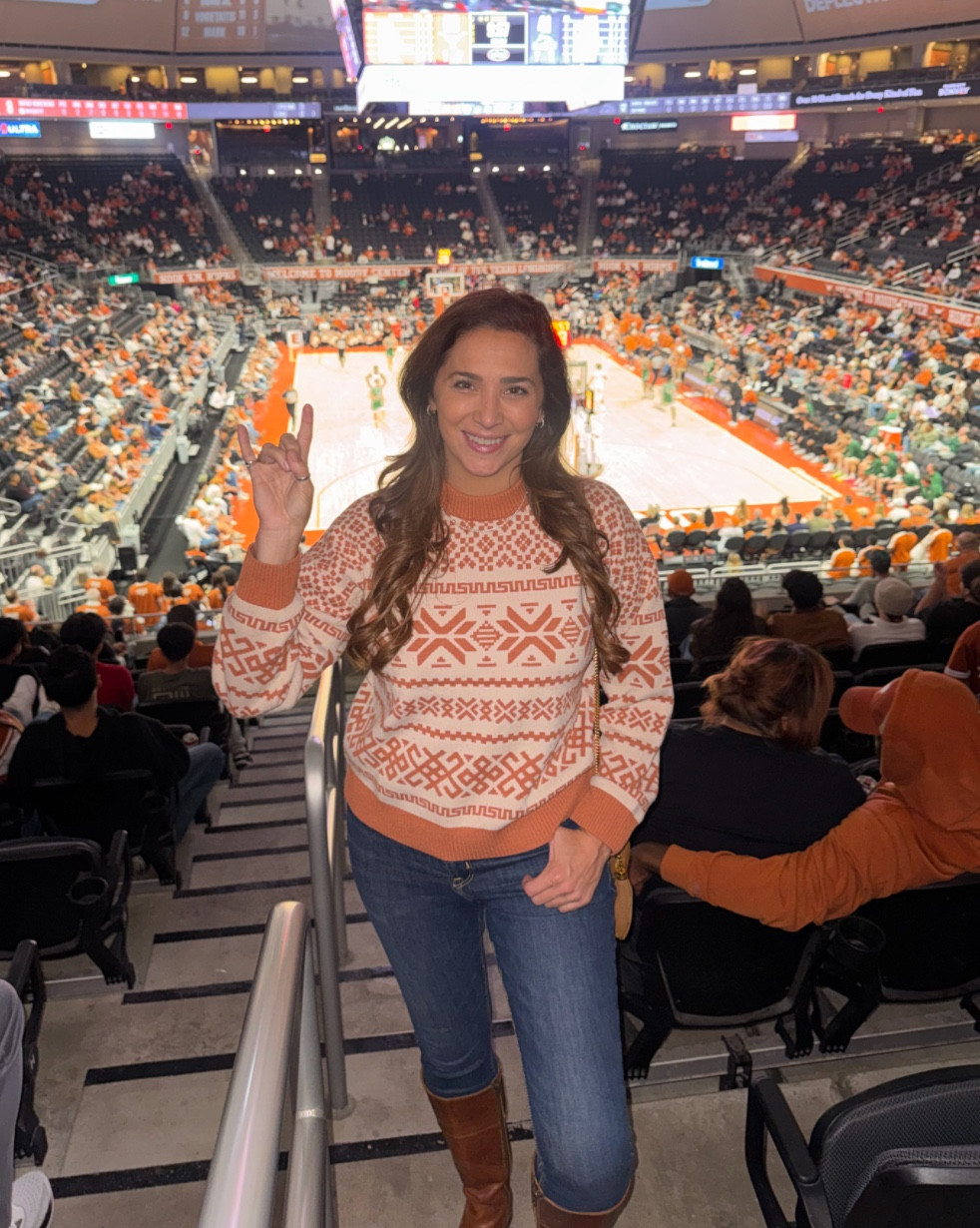 LOVING the @smartwool Edgewood heritage crew sweater IRL. ($130) worn to a recent basketball game! 🏀 threw in some fun longhorn holiday sweaters for fun!