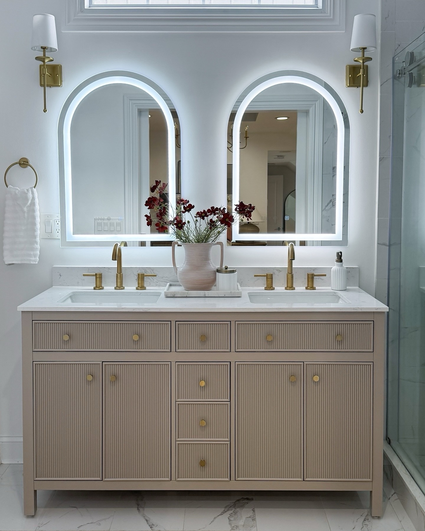 Happy Tuesday Friends! 

Sharing some stills of these gorgeous LED mirrors  have completely brightened up our bathroom space! ✨

Ever since I got mine, my mornings feel brighter and my makeup routine is so much easier. The lighting is just perfect, and it brings such a cozy, luxe vibe to the room. 😮‍💨



#homedecorinspo #bathroomgoals #ledmirror #makeupvanity #luxurylighting #bathroomdesign

#LTKHome #LTKStyleTip

#LTKHome #LTKSaleAlert #LTKSeasonal