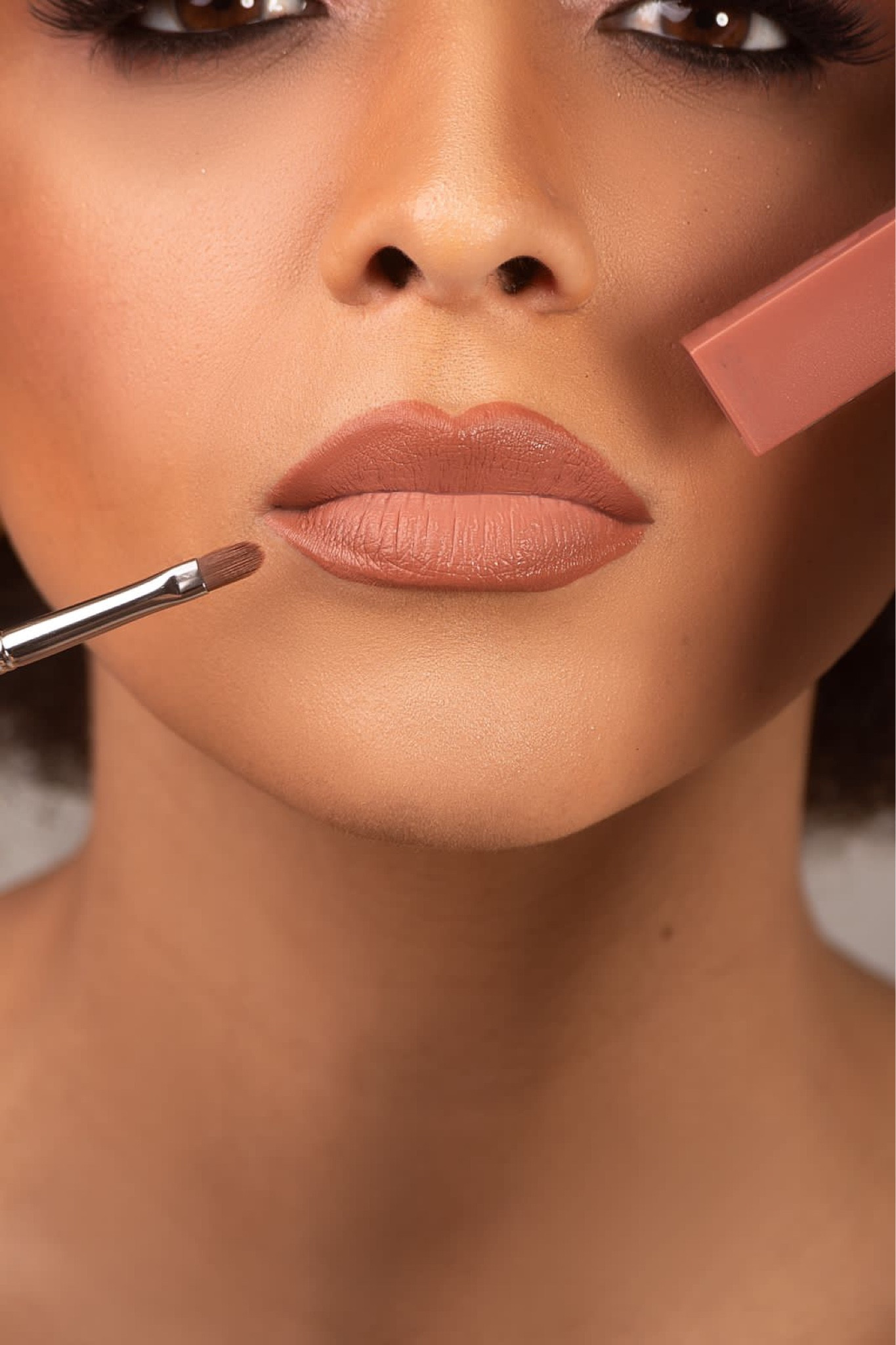 Aquele tom de nude perfeito ♥️

O Batom Líquido SuperStay Matte Ink de Maybelline proporciona acabamento matte impecável em uma variedade de cores super pigmentadas. Realce seus lábios usando um batom líquido matte saturado que dura até 16 horas na boca. O SuperStay Matte Ink™ traz um exclusivo aplicador em formato de flecha para uma aplicação certeira e está disponível em uma variedade de nuances supersaturadas.
São 20 cores para todos os gostos, para montar diversas makes ao seu estilo!

#LTKbeauty #LTKbrasil