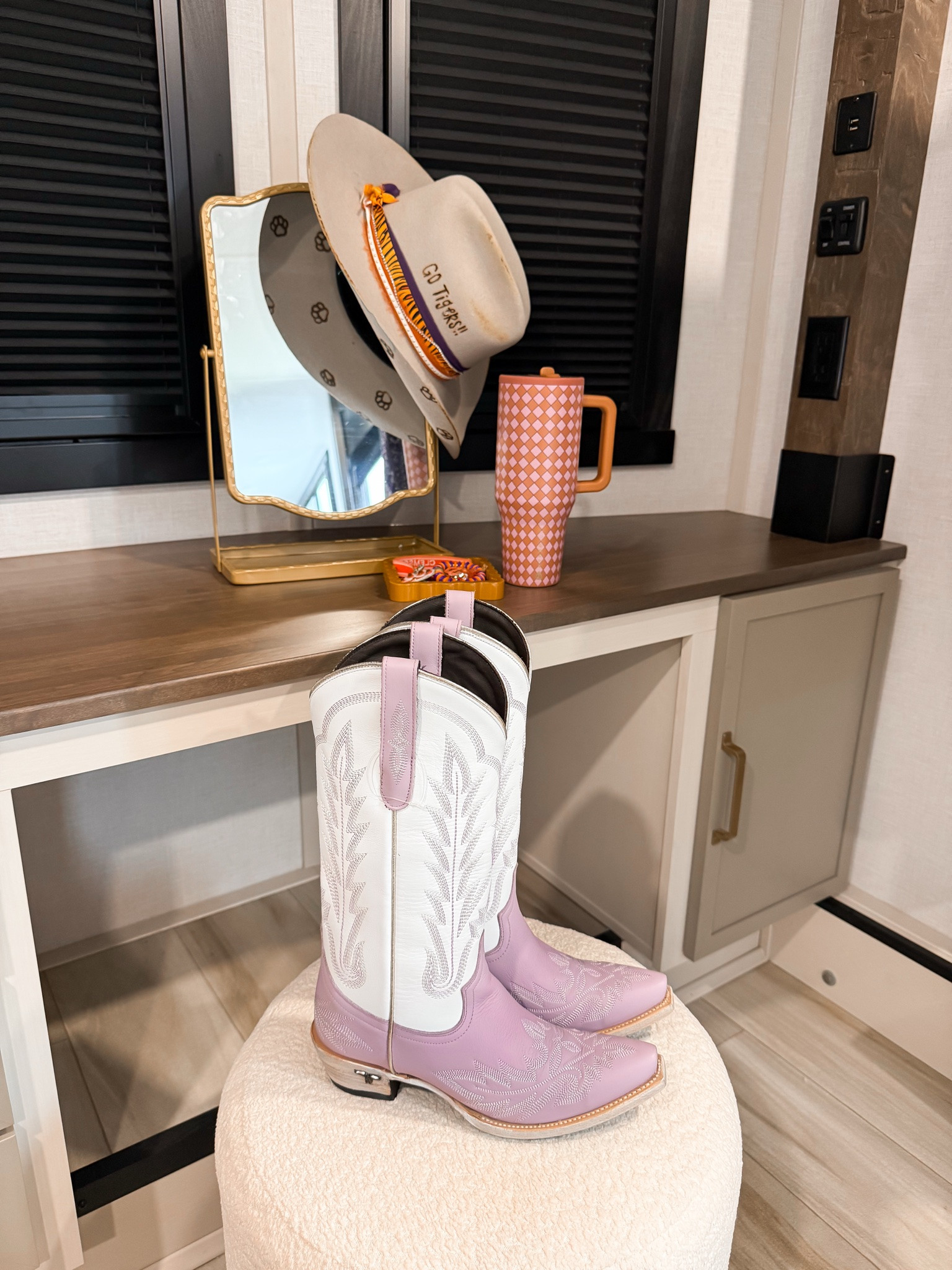 🧡💜🧡💜🧡

#LTKgrwm #LTKdayinmylife #LTKootd