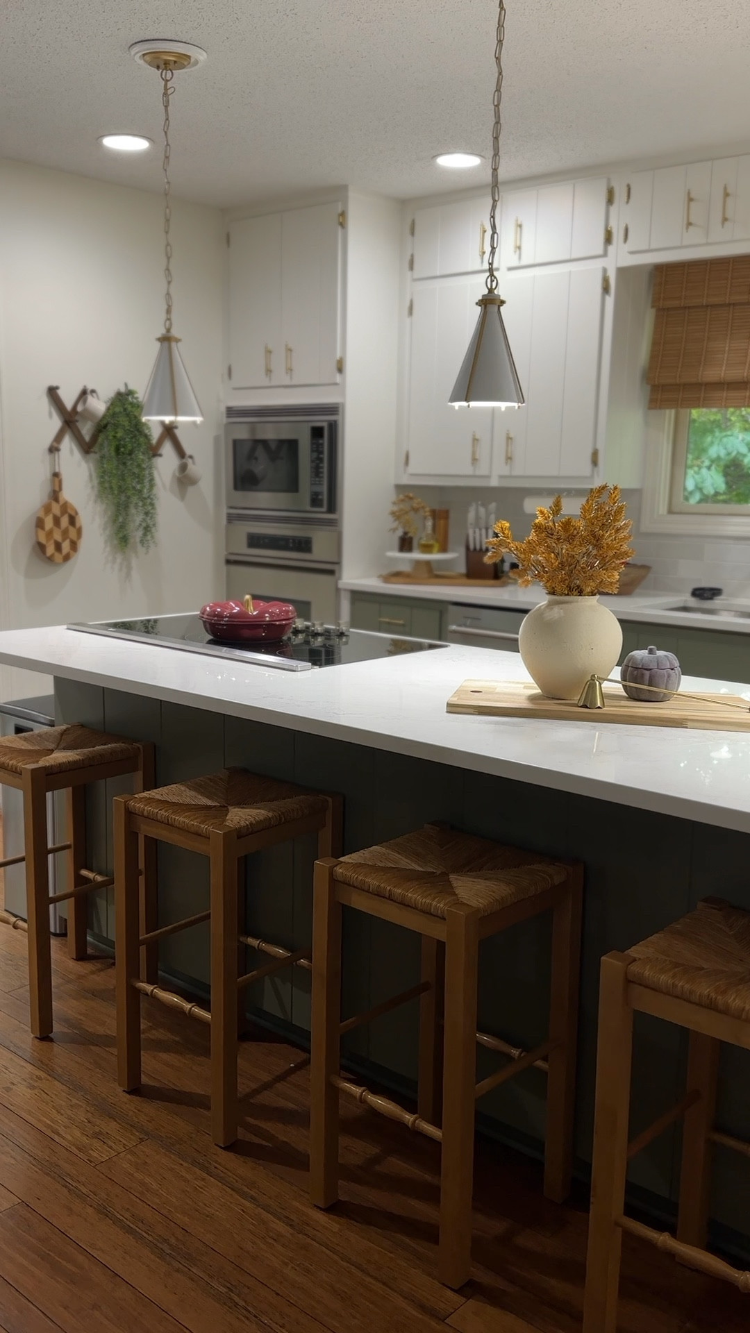 Fall kitchen vibes 

Fall / kitchen decor / fall kitchen / modern organic / pumpkin / pumpkins / 

#LTKFallSale #LTKFindsUnder50 #LTKSeasonal