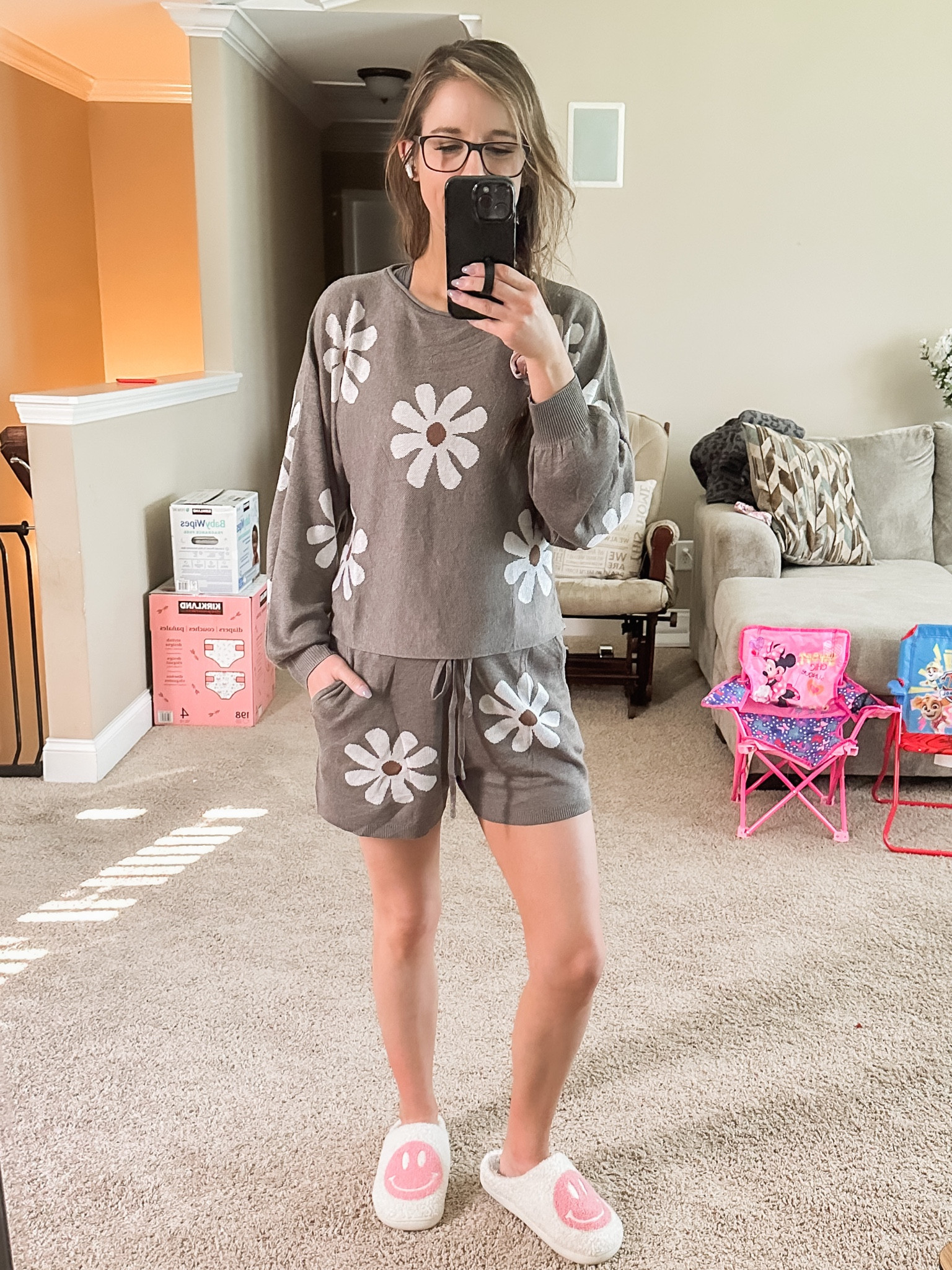Obsessed with this super cute lounge set! It’s lightweight and has POCKETS! We love us some pockets! I run super hot when I sleep and slept really comfortably in this. 

#loungeset #pockets #daisies 

#LTKfit #LTKunder50