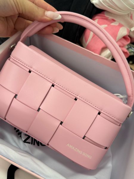 Obsessed with my new mini pink bag . The quality of this bag is just 🔥🔥🔥 

Amazon 

#LTKItBag #LTKFindsUnder100