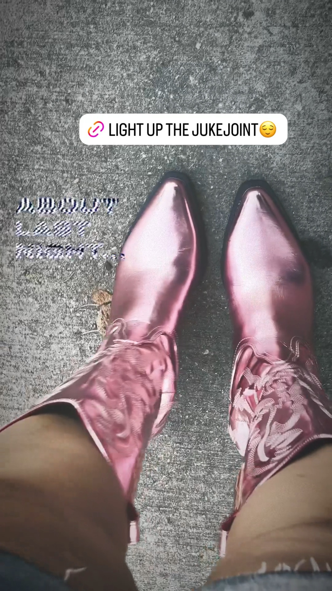 Ahhh, these boots! Omg 8 fell in love when I saw them on Forever 21’s app🩷Perfect for your Cowgirl Era🤠🎀

#LTKShoeCrush #LTKFindsUnder100 #LTKVideo