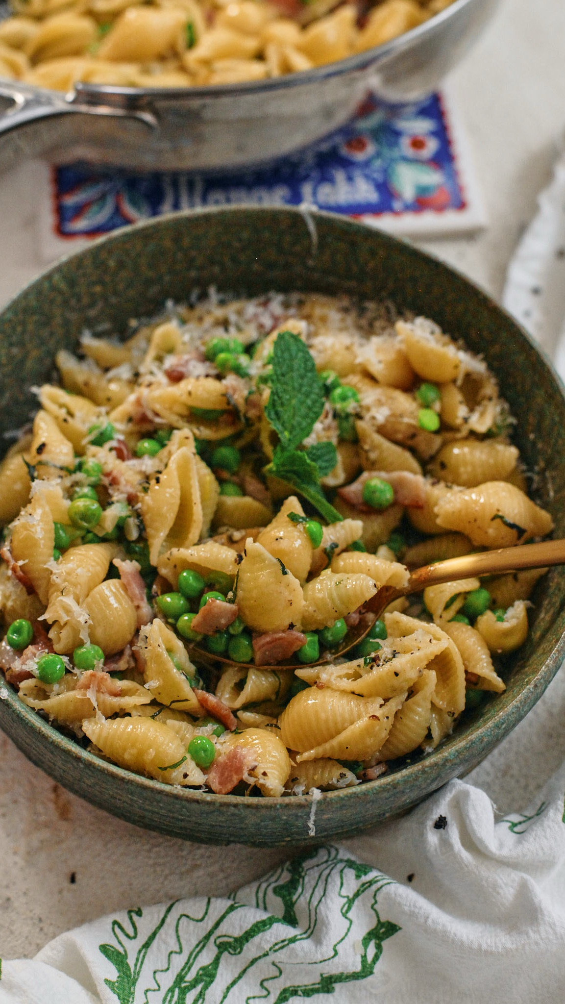 Smoky bacon, parmesan, and bright, fresh peas make this 15 minute pasta dish an absolute winner. Anyone can make this incredibly easy recipe and it’s a family FAVE.

½ lb pasta
1 cup peas, fresh or frozen
5 slices bacon, chopped
2 cloves garlic, chopped
Fresh mint, chopped
1 cup parmesan, grated
Salt & pepper

I have the full recipe on my blog if you want to go check it out/print it!

https://britacooks.com/pasta-with-bacon-peas/

#LTKSeasonal #LTKFindsUnder100 #LTKHome