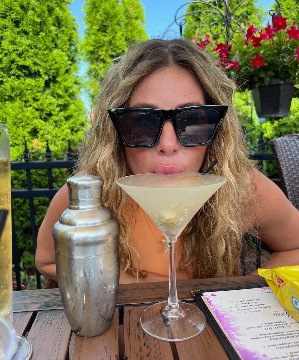 A blue cheese stuffed olive a good martini does make 🫒

What's your favorite martini?! Drop 'em in the comments

📍 @thewrightplacetavern

#SaucedBySundayStyle #CoolGirlAesthetic #CreativeCollabs #PartnershipGoals #OpenToCollaborations #ThrowbackThursday #LifestyleContent #InfluencerCollab #CommunityOverCompetition #YesChef