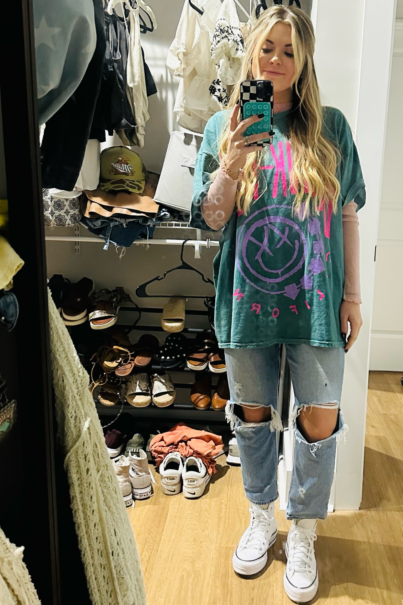 Grunge girly vibes today ⚡️

#graphictee#blink182#urbanoutfitters#style#americaneagle#converse

#LTKsalealert #LTKfindsunder100 #LTKMostLoved