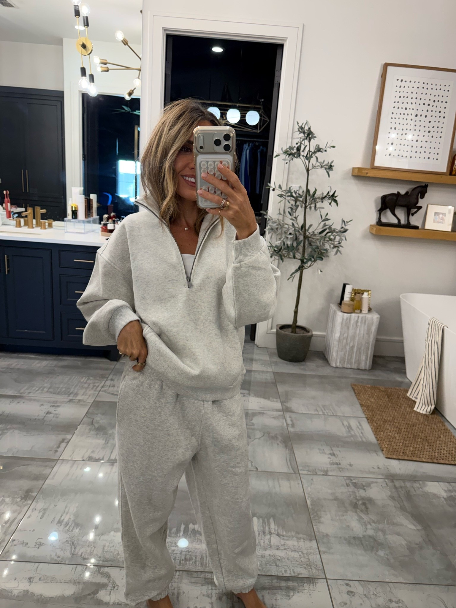 Fall is officially here and I could not be more excited. This new lounge set I got from @Vuori US  is the perfect comfy set that will take you from the drop off line, to workout to errands and beyond. #vuoripartner

New customers can use code MAGEN20NEW FOR 20% off their first purchase! Expires 9/20 at midnight PST!

Wearing size small in all!