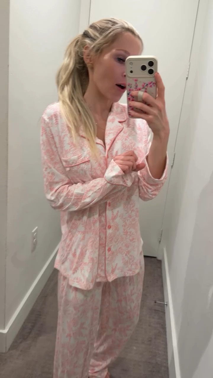 Enjoying the little things and so grateful for a cozy night in 💗  a slow evening is truly the best reset. And the cutest Pjs 

 @cozyearth @lovingtanofficial @lemme @lolablankets 

Lola blankets discount code is ALEXMALEK 💗 

#cozyathome #nighttimeroutine #weekdaydinner #pjs #eveningroutine
