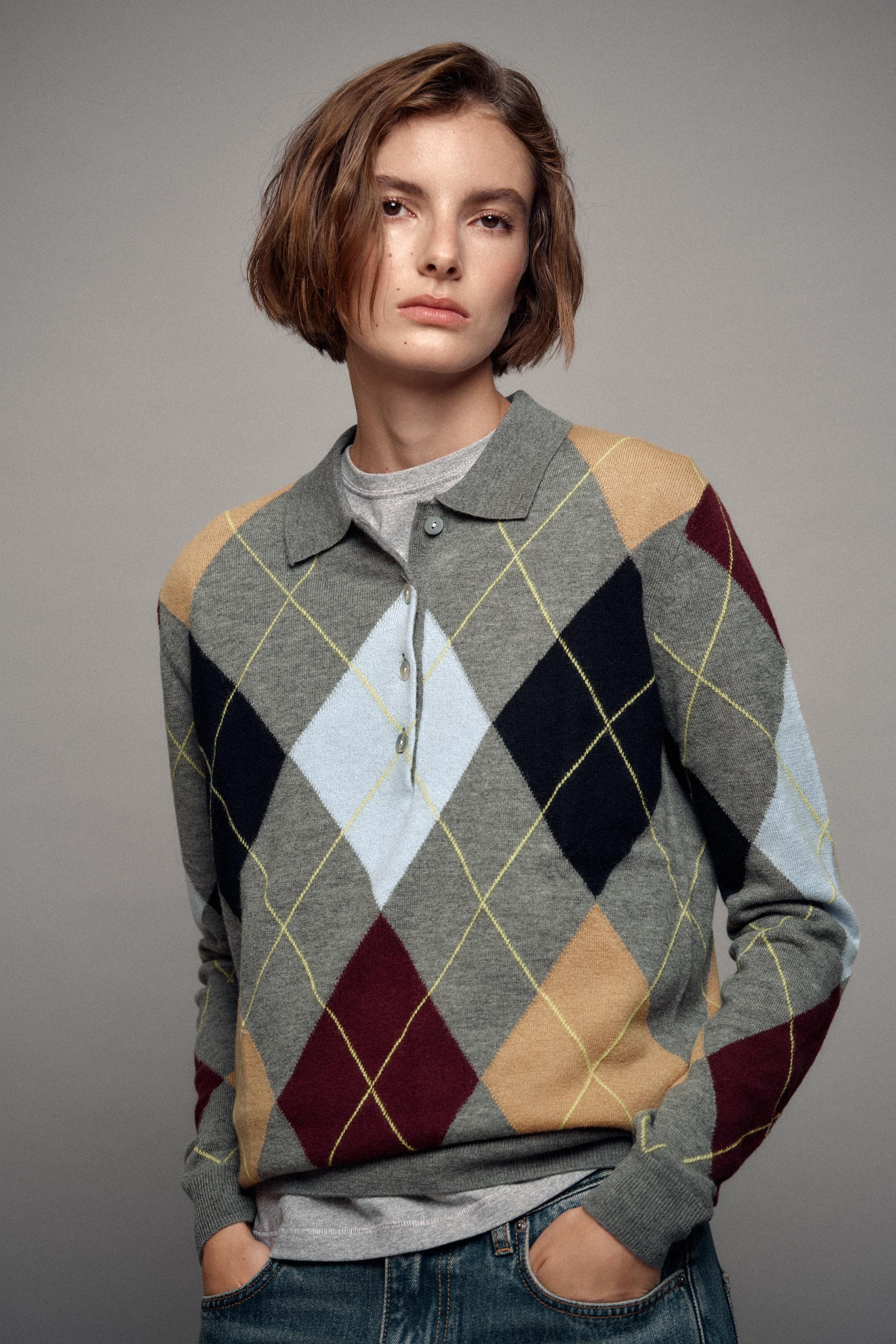 Pullover aus 100% Wolle. Polokragen und langen \u00e4rmeln. Knopfleiste vorne. Rippstrickb\u00fcn... | Zara DE