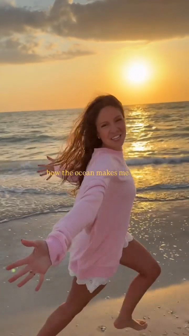 Nothing better than jamming to this song while at the beach >>> 
#hannahmontana #alwaysfindyourwaybackhome #beachoutfit #hannahmontanaforever