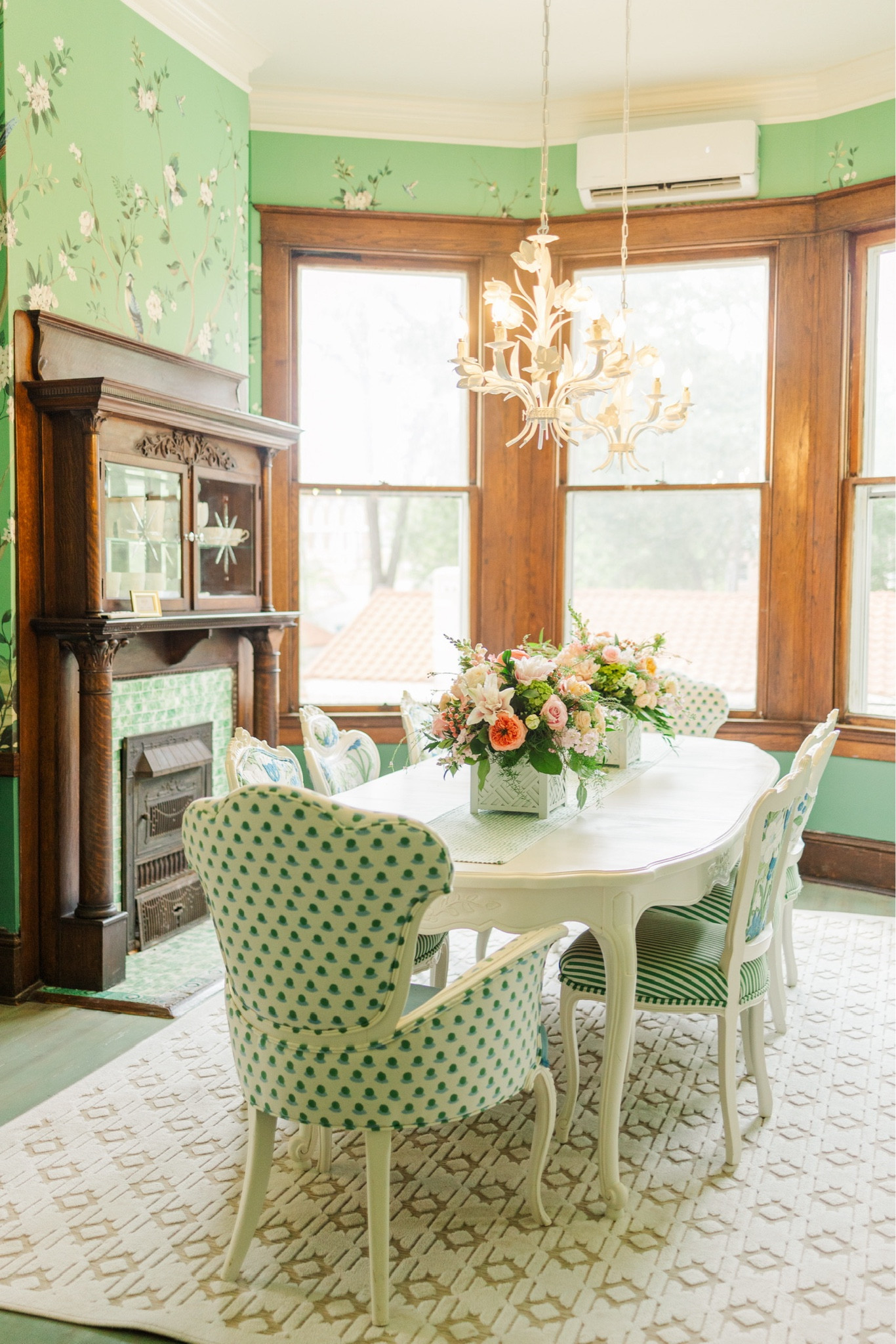 Stunning blue and green dining room. Wallpaper by Daisy Bennett Designs (not on LTK). This happy joyful dining room decor is a showstopper! 



#LTKOver40 #LTKHome #LTKStyleTip