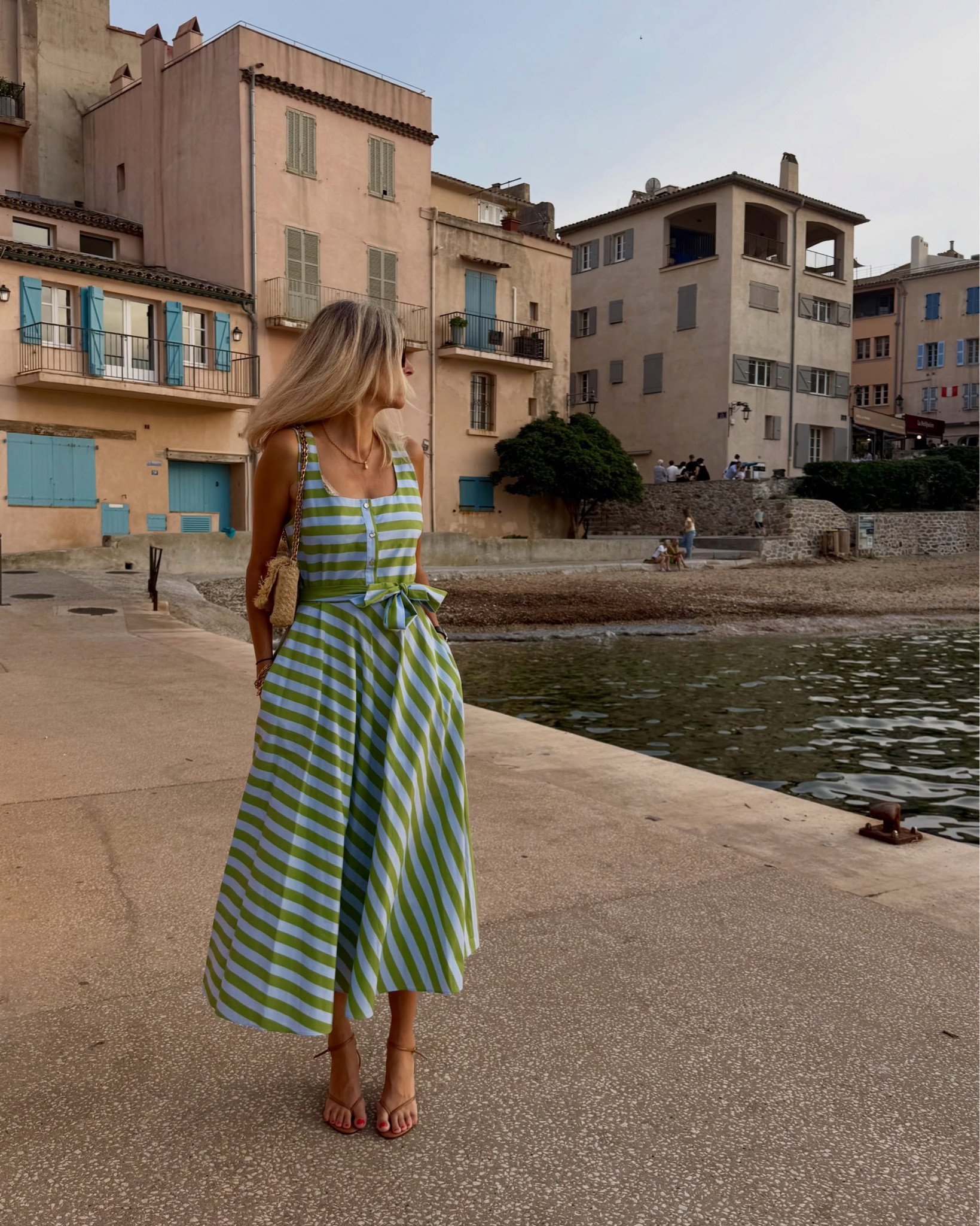 Sunset @ La Ponche ✨ 
•
Lien en story 
•

#fashionover40 #summeroutfit #style  #summer urban beige white summer fashion over 40 short blazer été raphia mum 
Look style outfit fashion spring printemps ootd urban chic casual beach Saint-Tropez lunch déjeuner inspiration inspo pantalon pants denim dress été long dress robe blanche dos nu