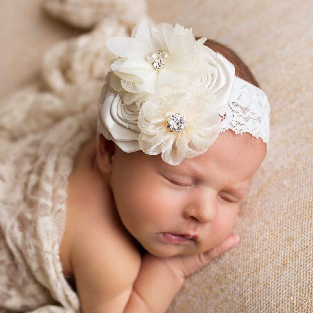 This delicate lace headband features a charming flower cluster accented with pearls and subtle rhinestones for just the right touch of sparkle. Soft, sweet, and thoughtfully designed, it’s the perfect accessory for little ones—whether for special occasions, photos, or everyday magic. Available in multiple colors and sizes from newborn to adult for a custom fit you’ll love. ✨🌸 #LTKKids #FlowerHeadband #BabyStyle #GirlsAccessories #PhotoReady #SweetStyle #LTKFinds #BoutiqueStyle

#LTKWedding #LTKBump #LTKBaby