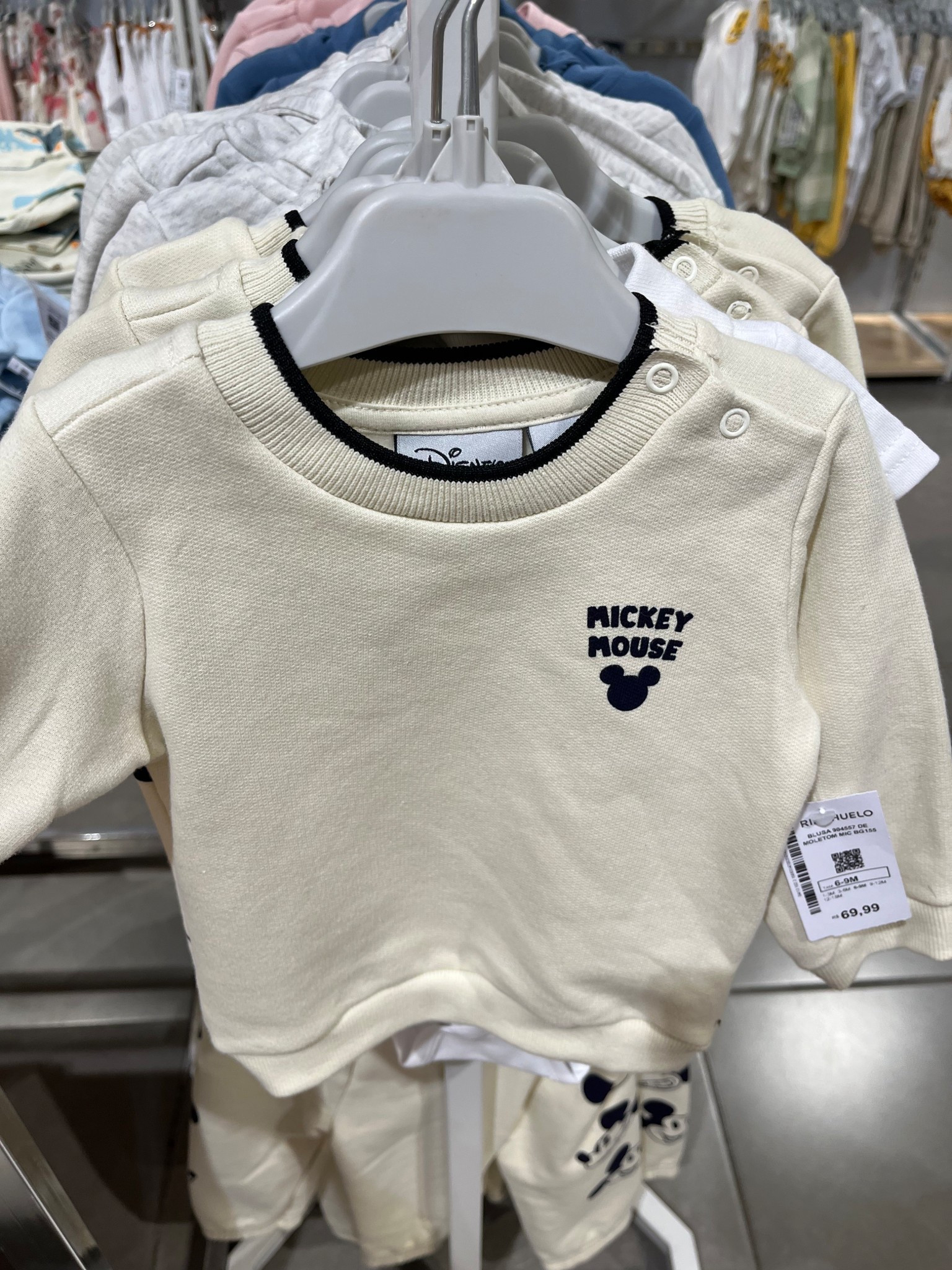 Já tô imaginando as fotos com esse moletom do Mickey!
Look quentinho, divertido e cheio de personalidade pro seu baby.

#LTKbrasil #LTKbaby #LTKmaternidade