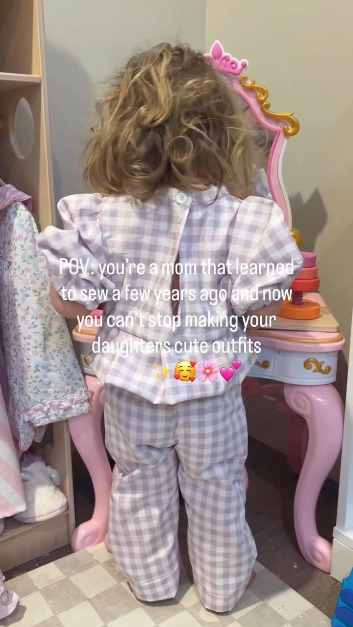 Can’t stop seeing them cute outfits 🥹✨

#girlmom #matchingoutfits #gingham #sewistsofinstagram #sewingtoddlerclothes