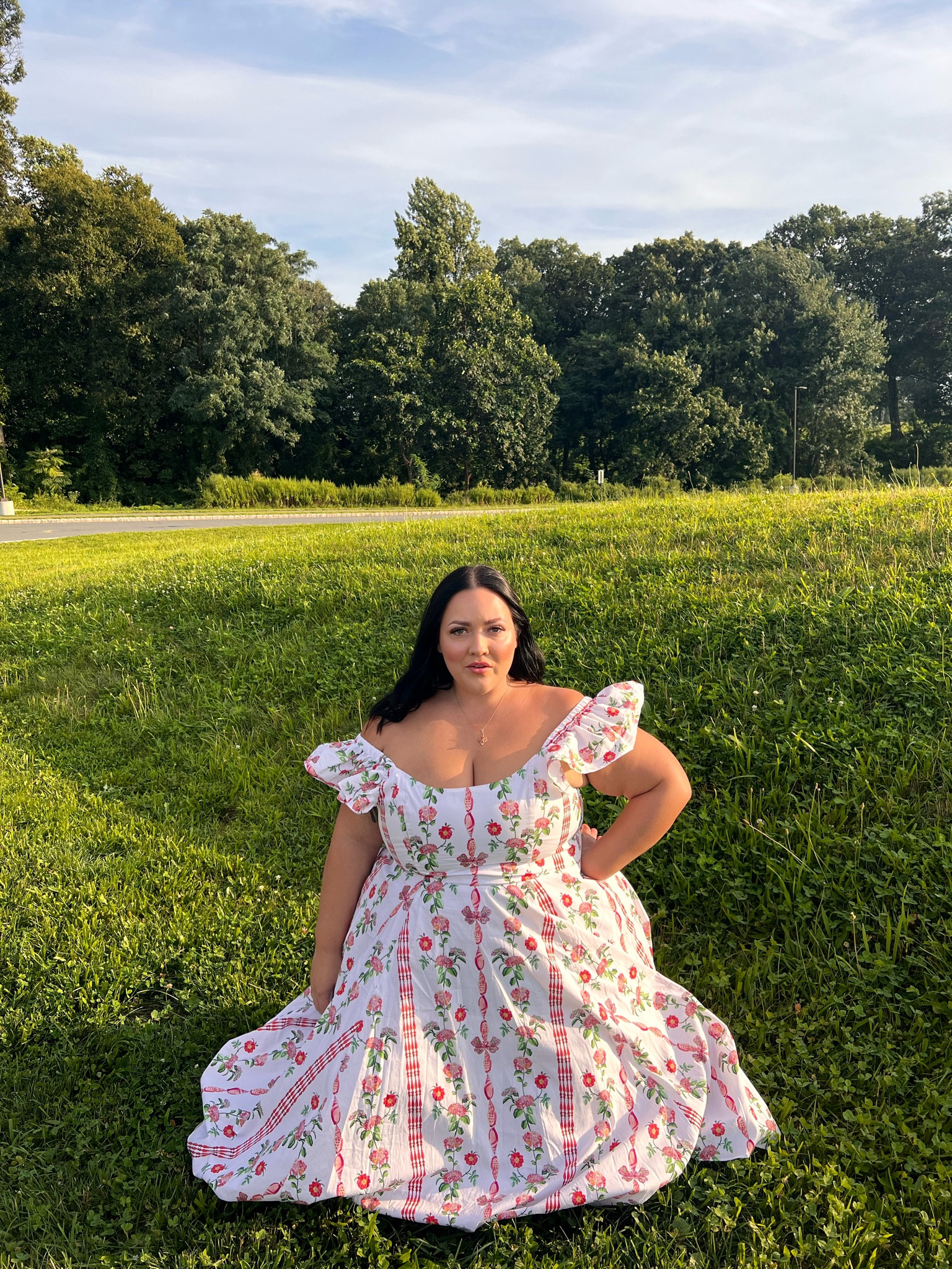 A gorgeous gorgeous dress for gorgeous gorgeous babes. I’m wearing an xxl, and the girls are TIGHT but I look snatched. So if you want comfier order your actual size ( I’m usually an xxxl in hill house without stretchy top) 