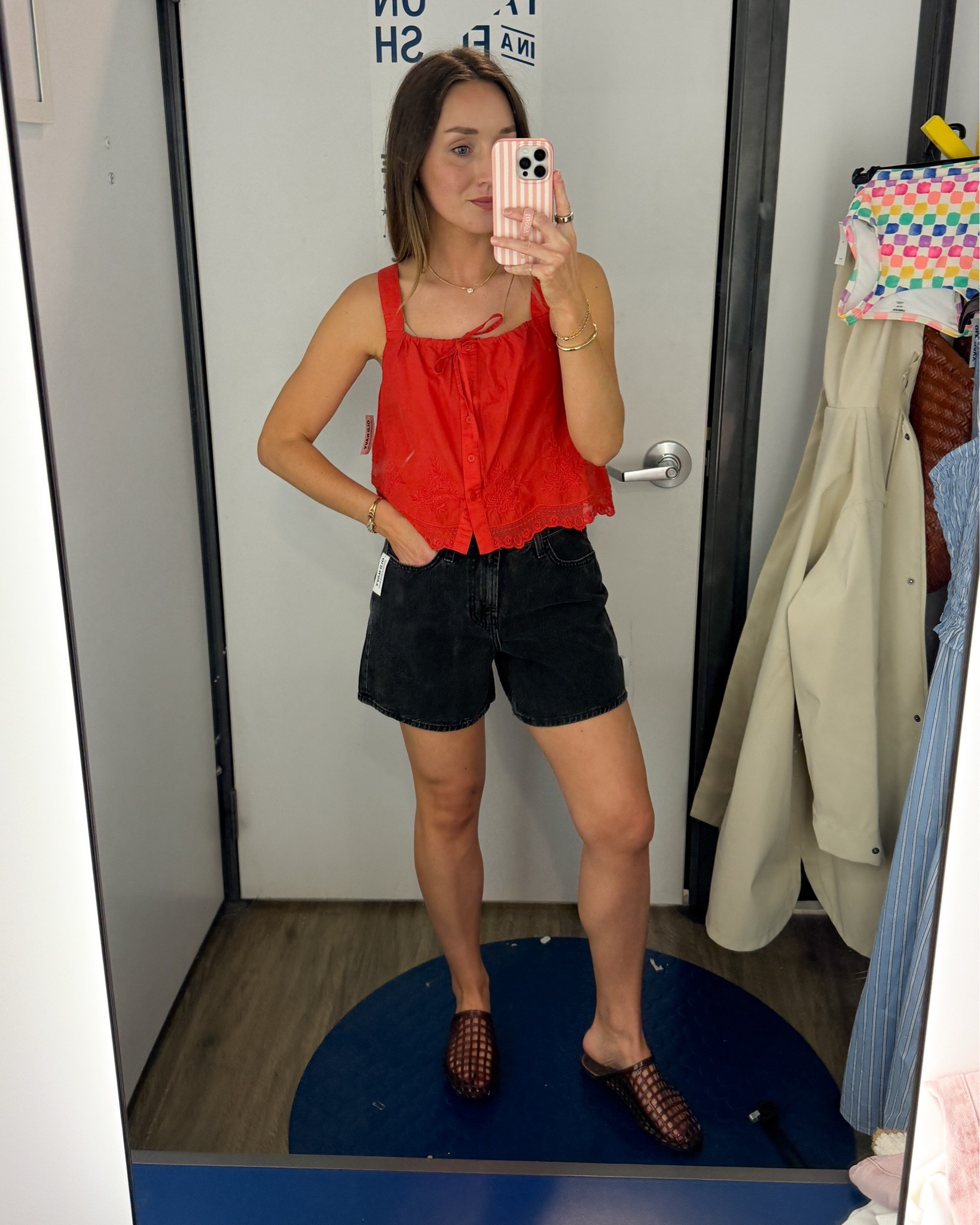 Another look at the wow baggy shorts with a white engine scene. I’m wearing a size 2. I really like these and they remind me a lot of of the Abercrombie Dad shorts that I love. ￼