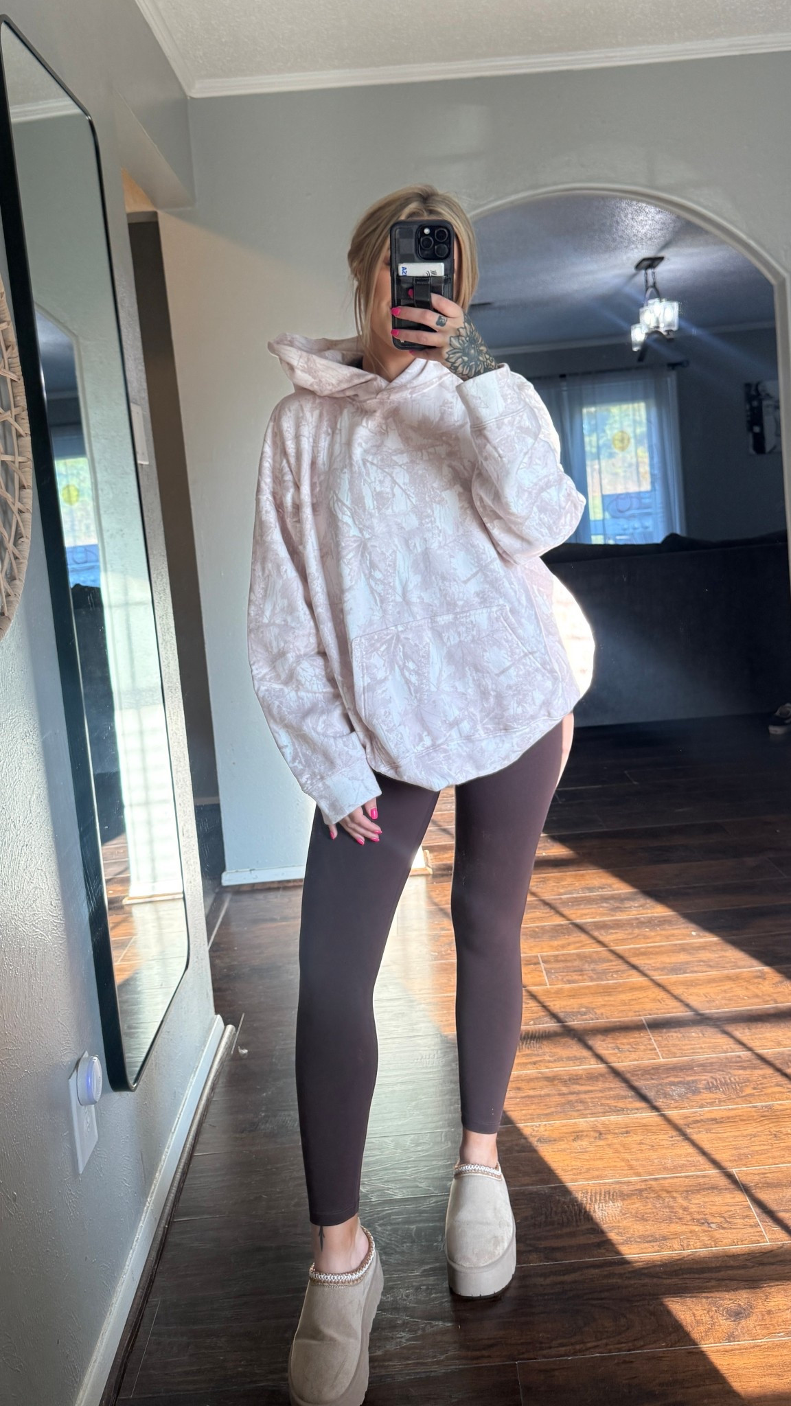 These Hollister hoodies are so soft 🥰 wearing a size Large.
And with my Lulu look-alike Amazon leggings 🤌🏼