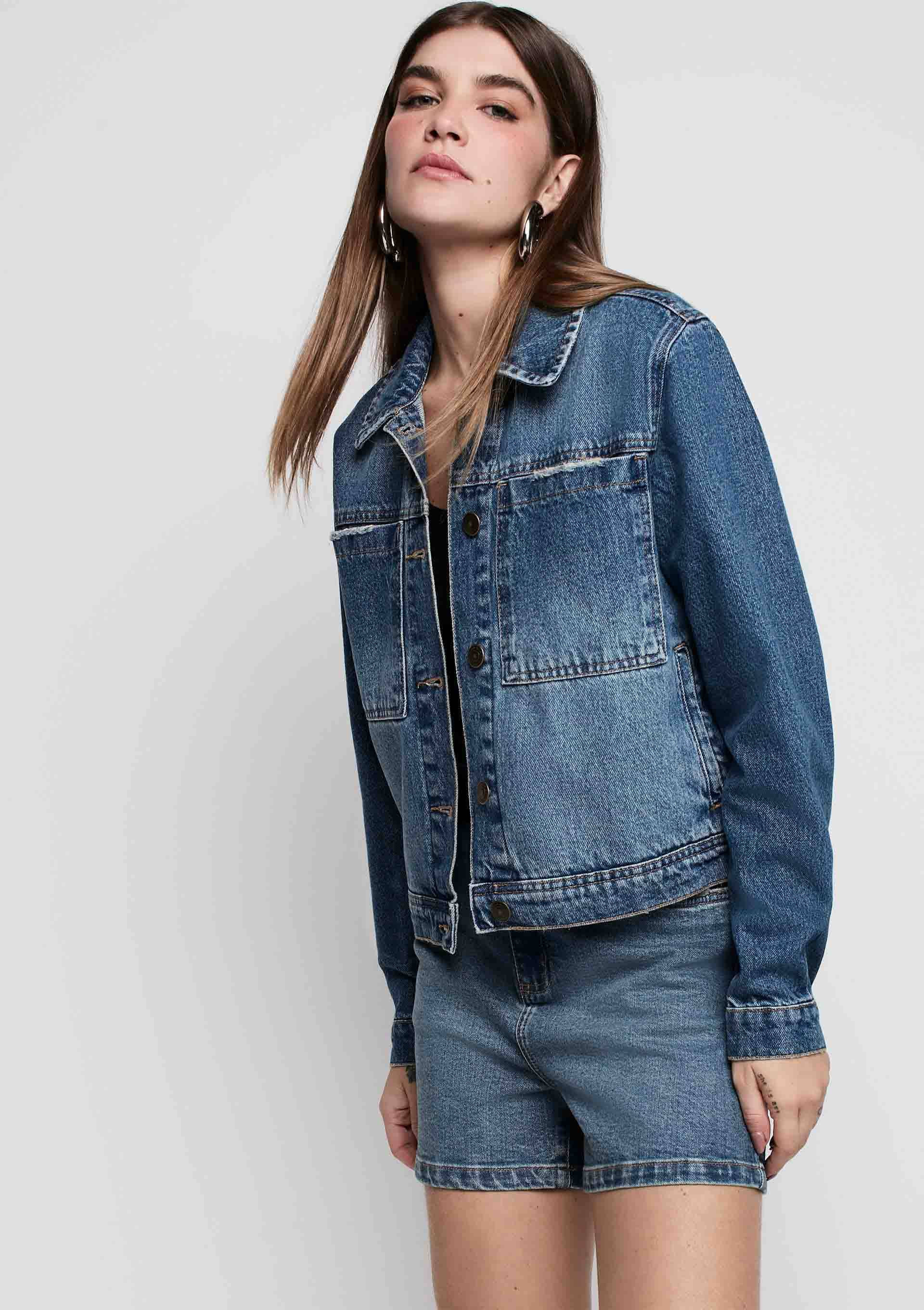 Jaqueta Jeans Reta Com Pregas - Azul - DZARM | Moda Versátil, Cool e Atemporal | Roupas, Jeans, ... | DzarmHering (BR)