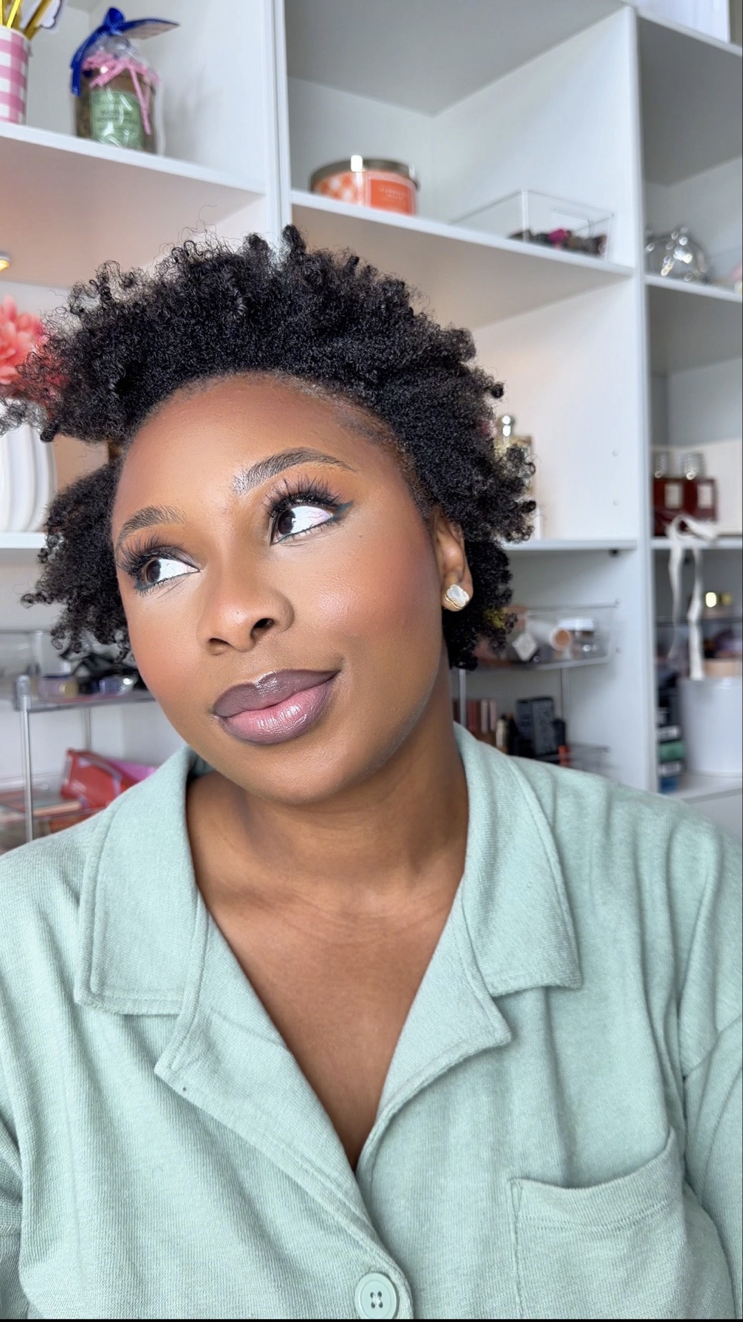 Tried out a wash and go for the first time in a long time and I must say that this one came out pretty good. Gonna try for more definition and better layering of gel after mousse next time. Have you ever tried a wash and go? Drop some of your fave product layering combos for a wash and go, I need more options. 

Brush: @bouncecurl 
Oil: @olaplex 
Diffuser: @trybabybliss 
Gel: @ilovethedoux 
Mousse: @ilovethedoux