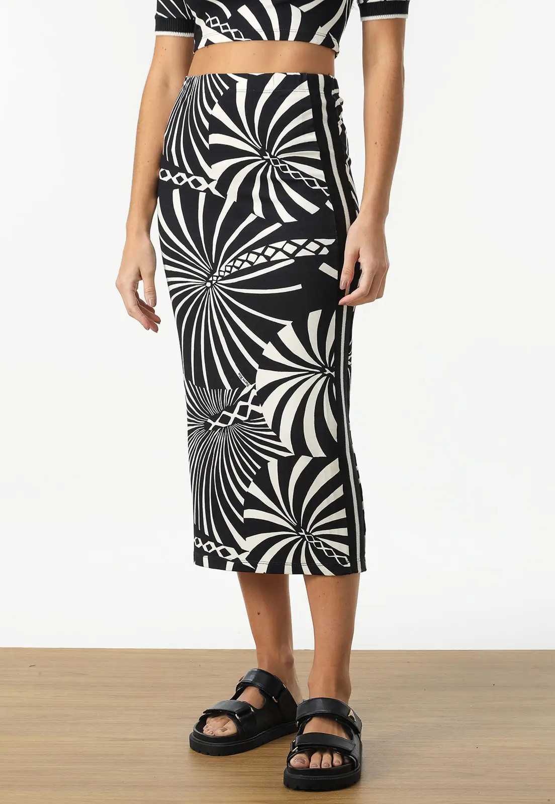 Saia Canelada FARM Midi Coqueiro Gráfico Preta | Dafiti (BR)