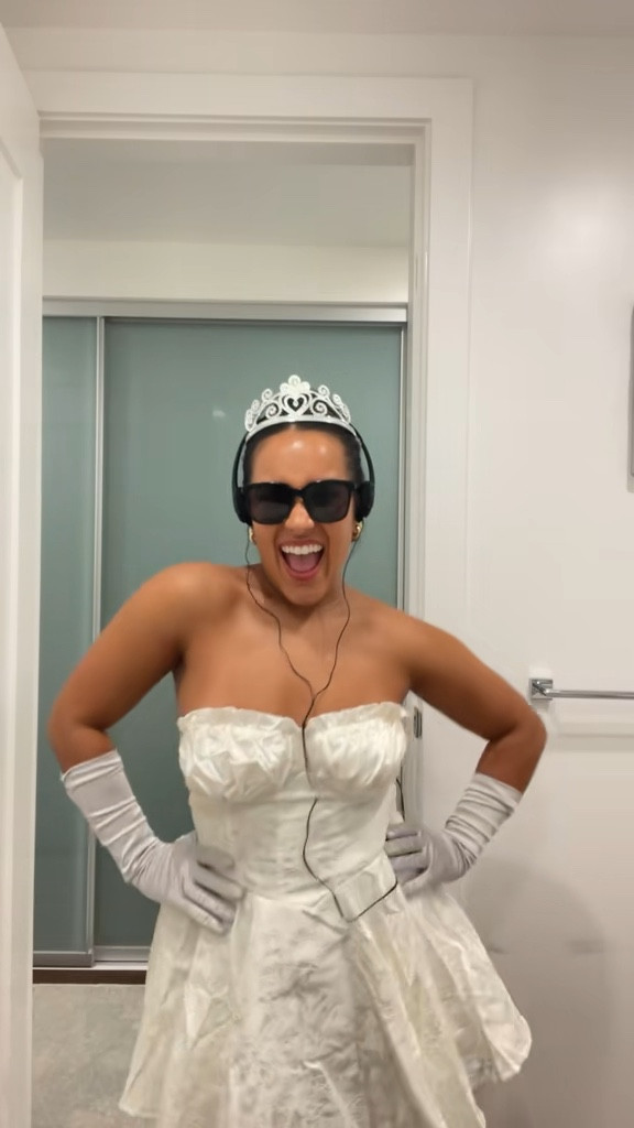 Princess Mia from the Princess Diaries 👸 such a cute & easy Halloween costume!! 

#halloween #halloweencostume #halloweeninspo #halloweencostumeideas #princessmia #princessdiaries #princesscostume 



#LTKpartywear #LTKcanada #LTKstyletip