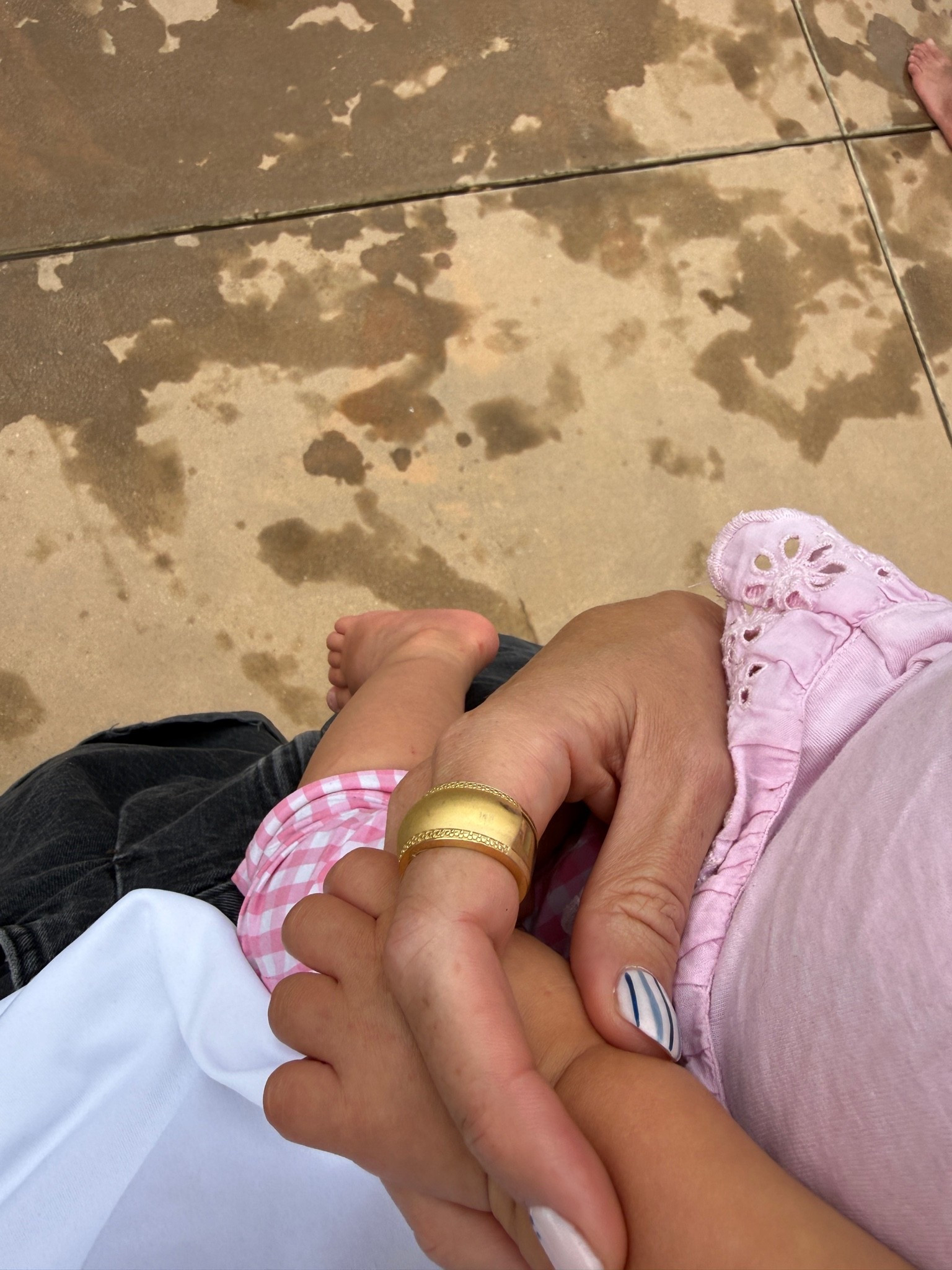 Are we obsessed with baby hands paired with a  @billiesimonejewelry oura ring jacket!? Yes, yes, we are! 


#OuraRingCover

#LTKfitnessgoals